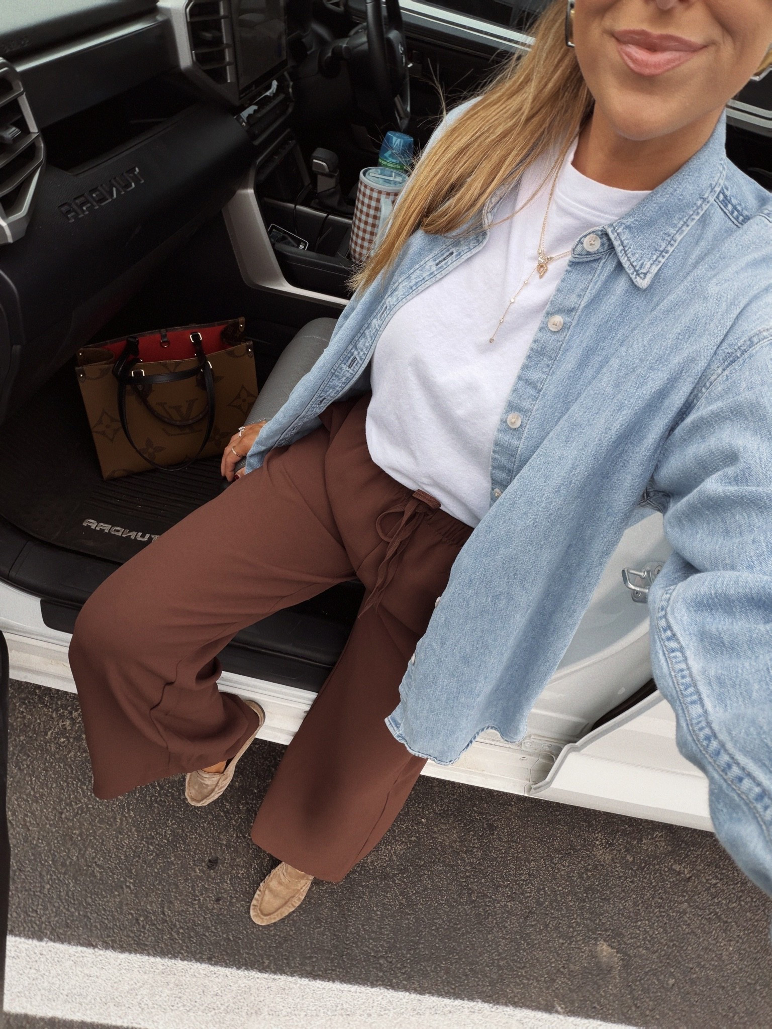 Today’s comfy outfit! Wearing medium pants and small tops