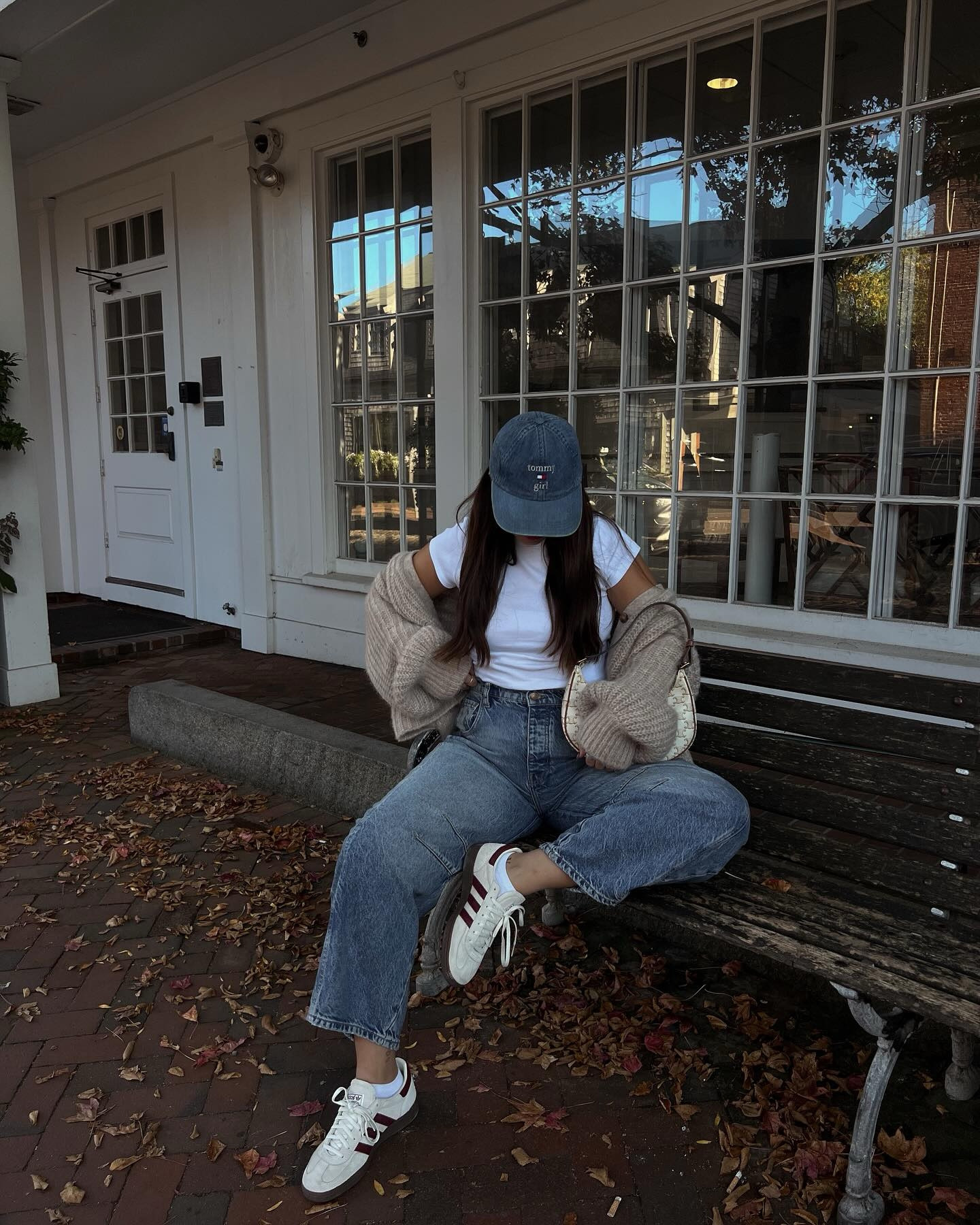 @twalters_19 girl*

#fallstyle #effortlesschic #outfitideas #barreljeans