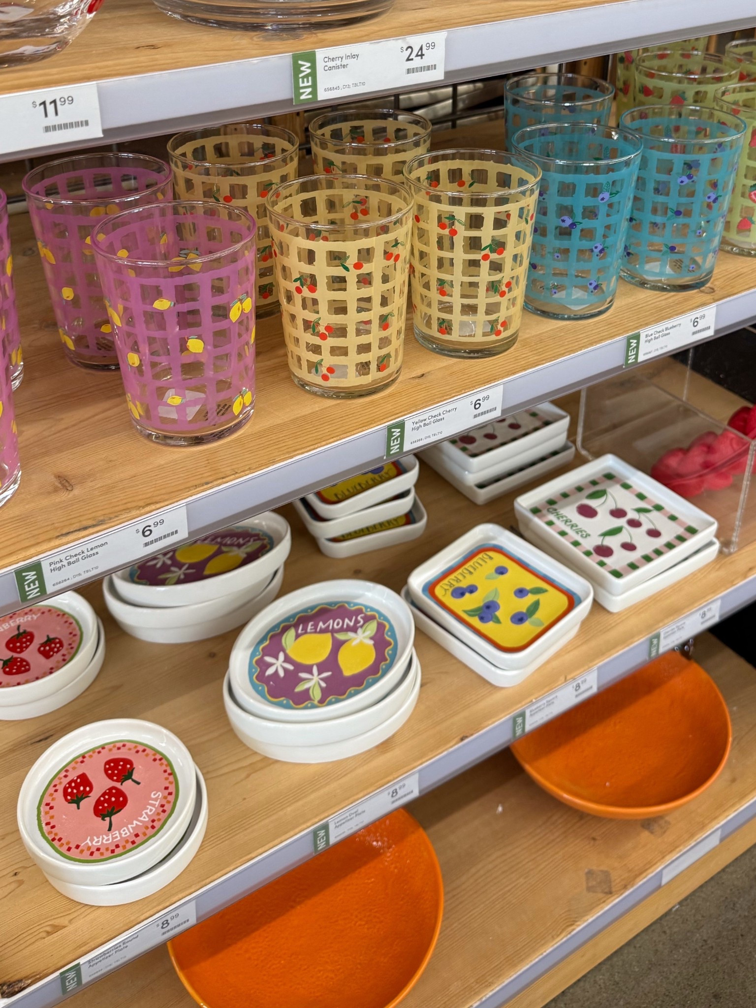 Okay give me all of these little fruit appetizer plates 😍😍