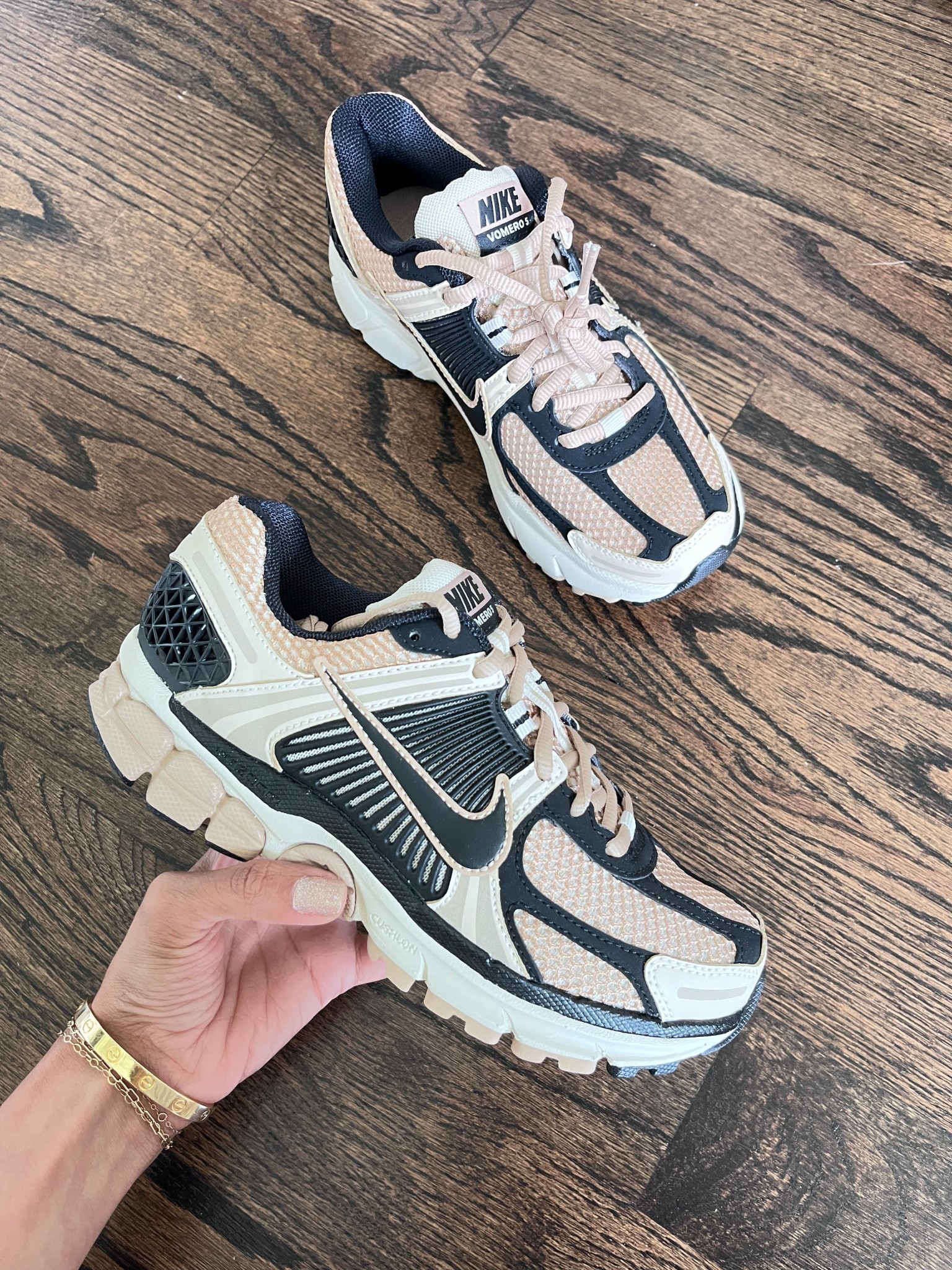 Neutral Nike sneakers
Black and tan Nikes


#LTKShoeCrush #LTKActive #LTKSaleAlert