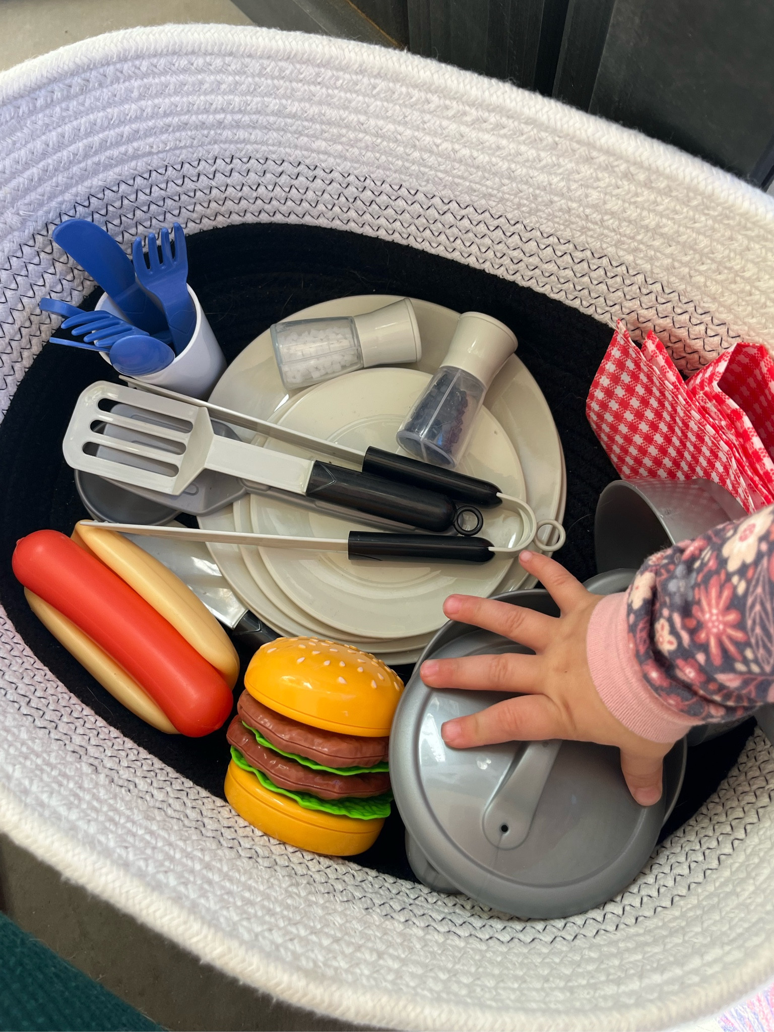 Playhouse grill kit!! 🍔🌭🧂🍴 the salt and pepper actually shake!! And the oil moves too!!