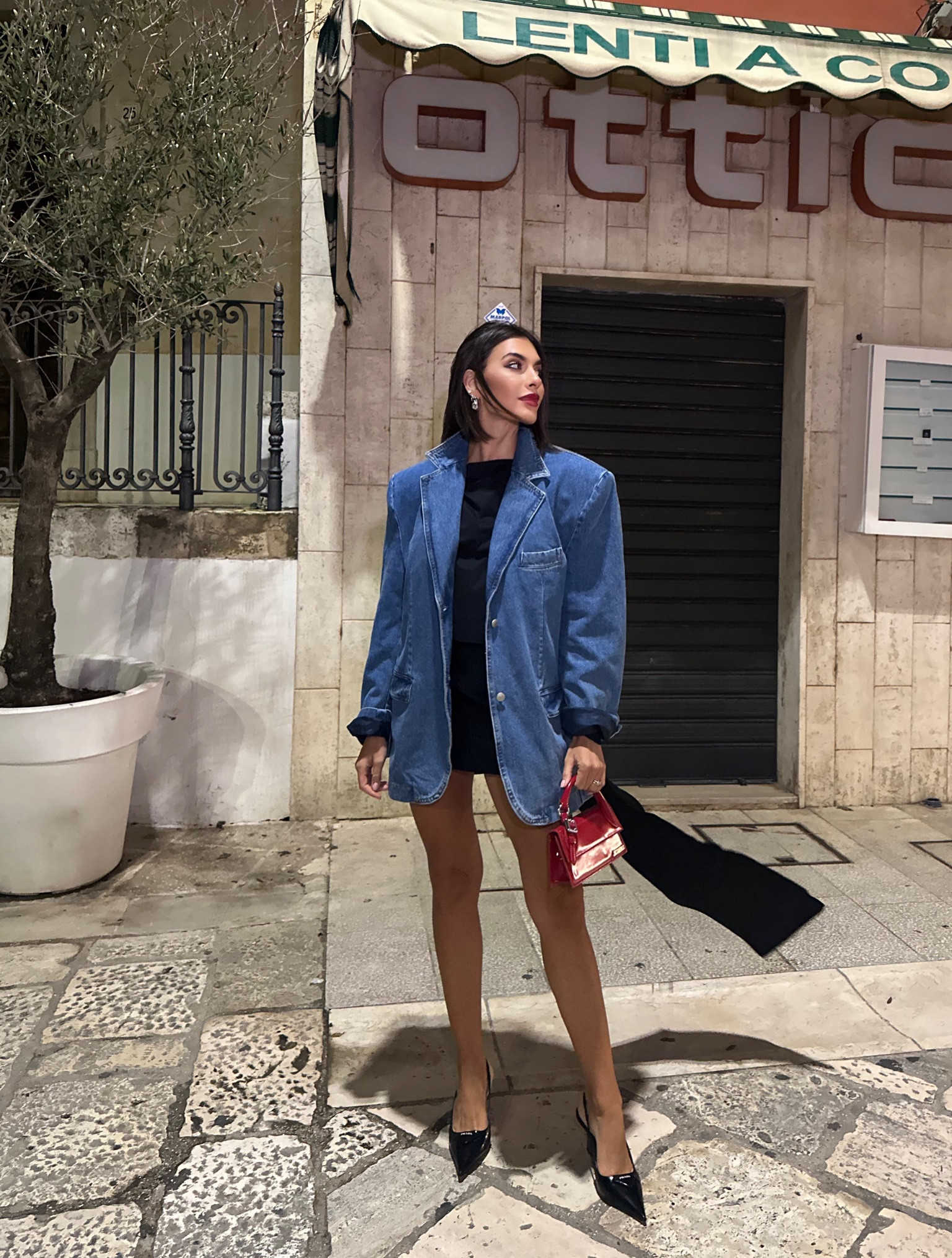 Dinner out ♥️🫶🏻

Outfit inspiration, dinner outfit, autumn outfit, designer, Denim blazer Magda Butrym, Jacquemus, Borsa a spalla Le Chiquito Long in vernice rossa, Prada pumps slingback in vernice con logo, Bottega Veneta orecchino a goccia, Mytheresa, minigonna in raso di seta con strascico, top Jennifer in Maglia a coste, Nili Lotan, Prada, Italia. 

#LTKSeasonal #LTKstyletip #LTKeurope