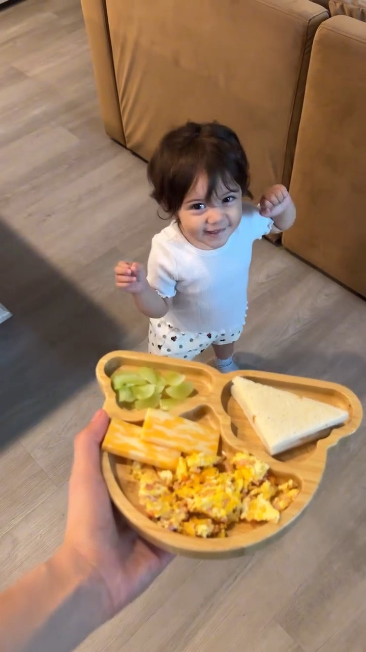 Someone definitely loves her breakfast time 🥰