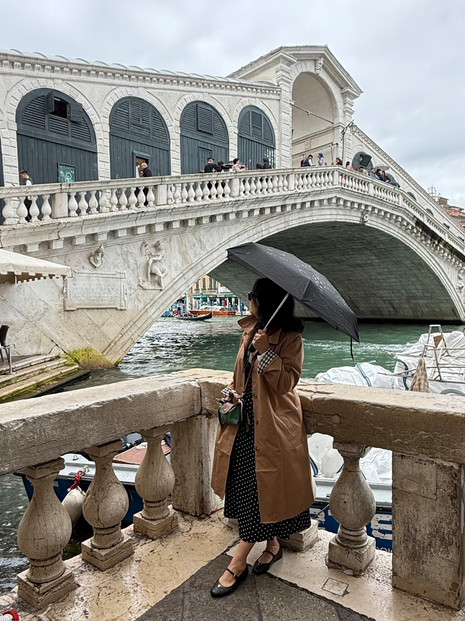 Ballet flats, a trench coat and a small purse- perfect for a day exploring Venice 🇮🇹 

#LTKItBag #LTKStyleTip