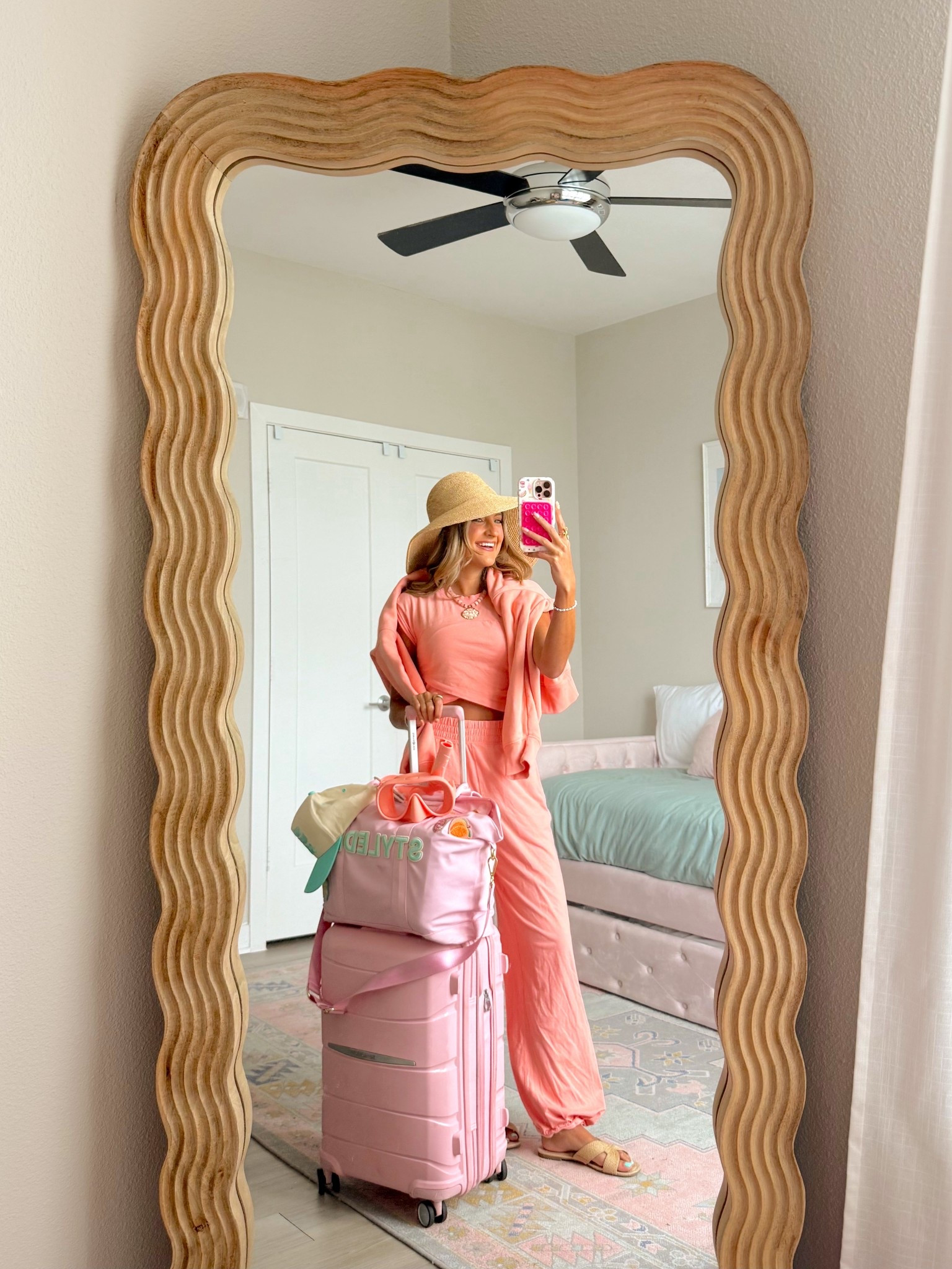 Travel day ootd! Obsessed with this set from free people movement. 💕🌴