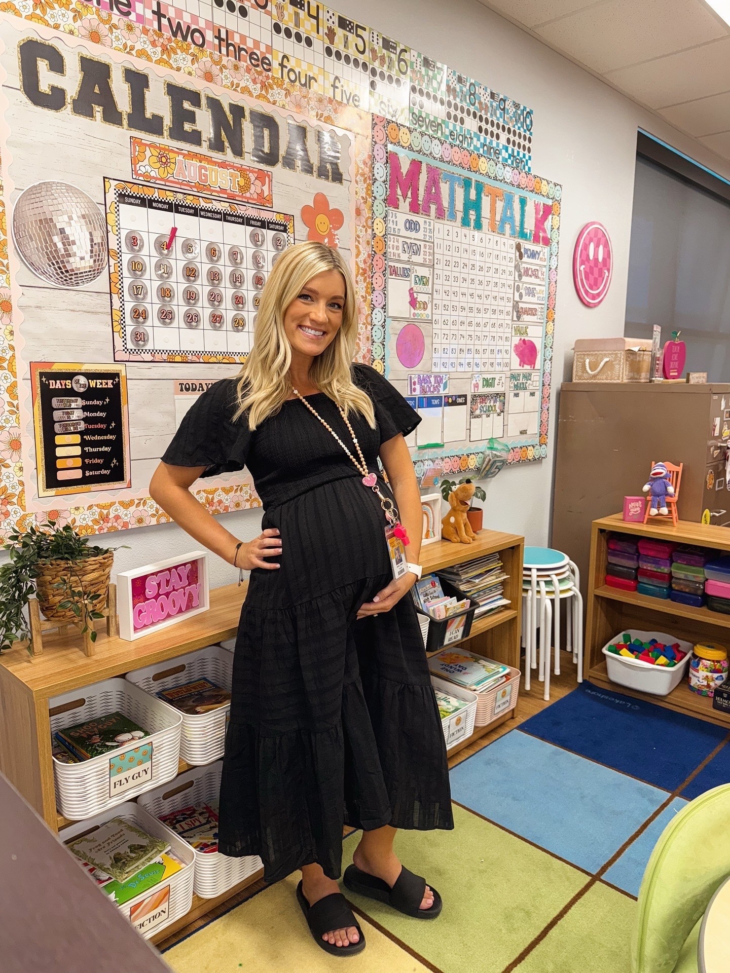 Dress is not maternity but bump friendly
Size medium, ties in the back 