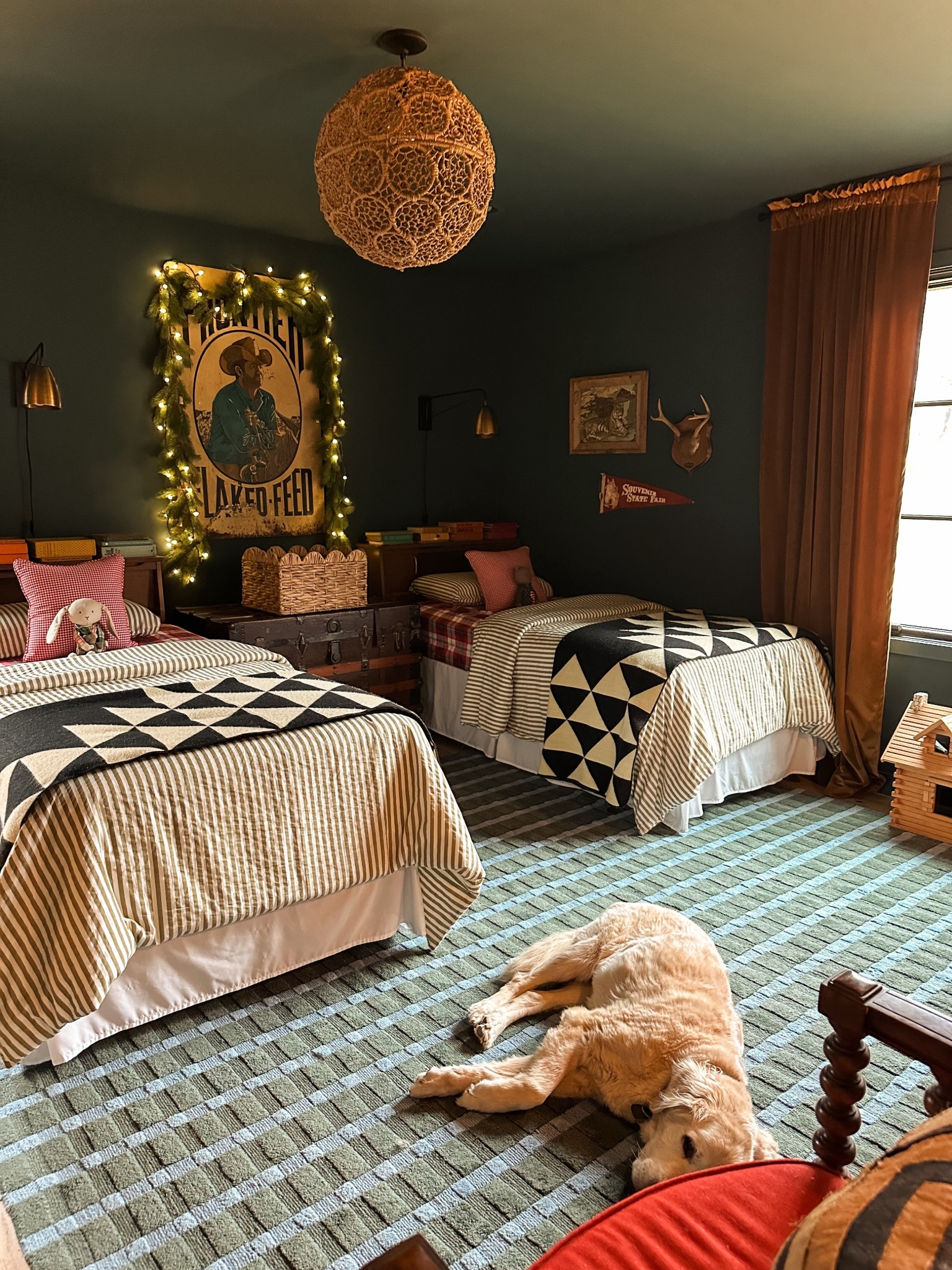 slowly placing garlands and lights and little christmas stuffies around the house ✨