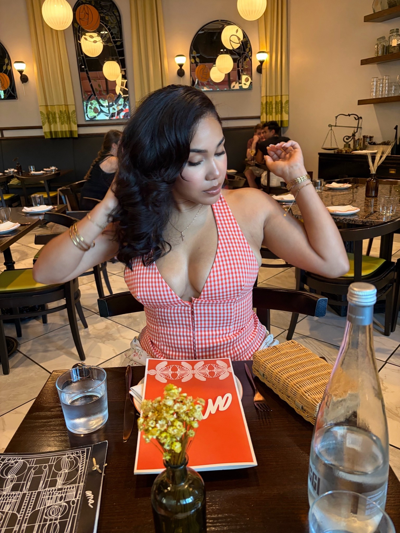 Trying to find restaurants that fit my anti-inflammatory lifestyle has been…an adventure. 😅

So when I found a spot where I could order without playing detective on every ingredient, I was immediately excited.

Cute outfit, good food, no bloating, and a meal I didn’t have to “recover” from afterward.

10/10 kind of night. ❤️