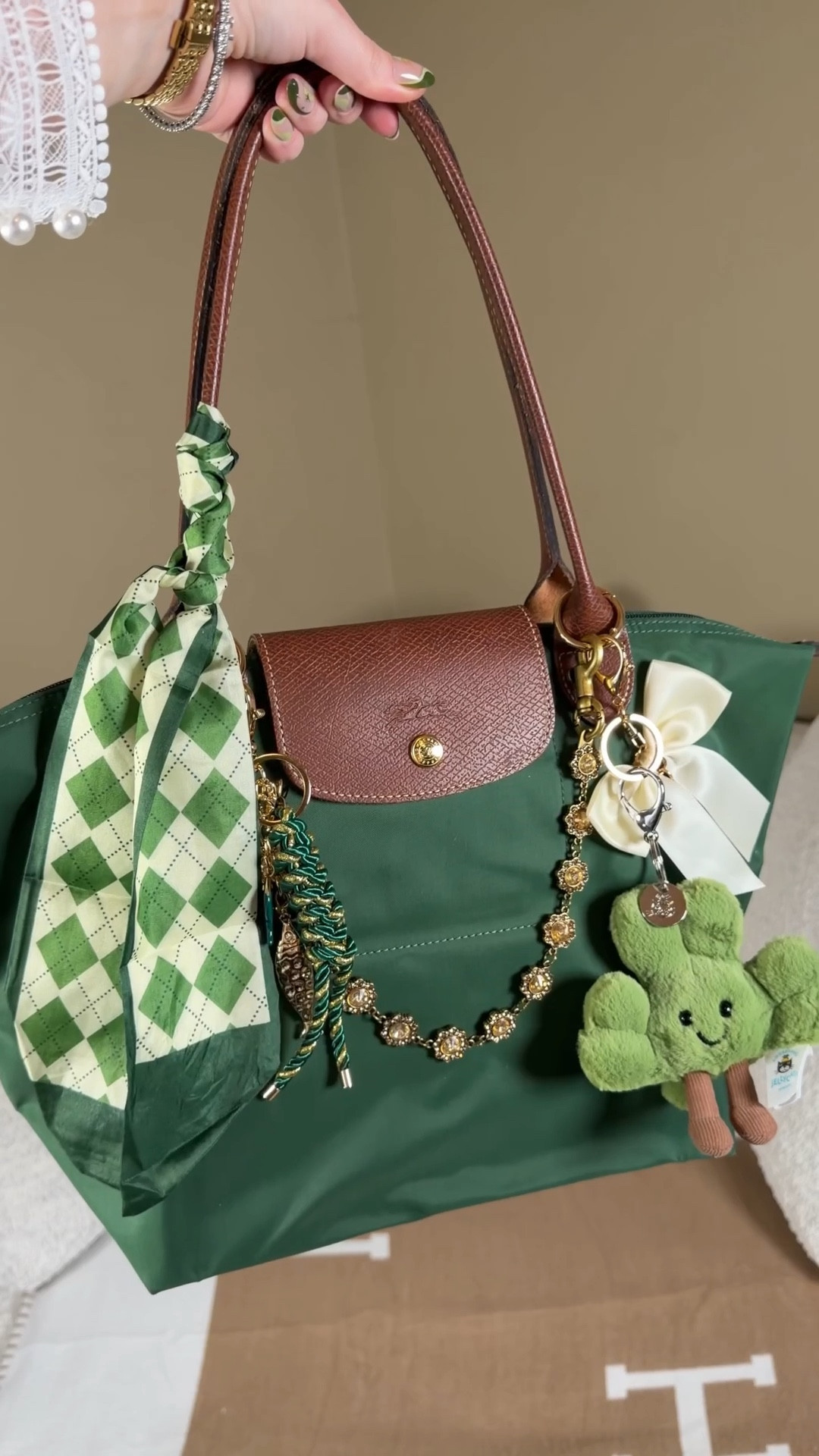 Lil St Patrick’s Day inspired bag styling what’s in my bag ☘️💚 green and gold 💚💛

Longchamp Le Pliage medium in British Green
Bag insert
Irish cozy mystery
LL bean mini tote bag charm
Sherpani wallet
Green lip gloss
Green wallet
Salt and stone hand cream (smells the best!)
David protein bar (the brownie flavor is so good)!
Glossier gold eyeshadow
Green argyle Twilly
Shamrock jelly cat bag charm
Four leafed clover charm


#LTKSeasonal #LTKvlog #LTKgrwm