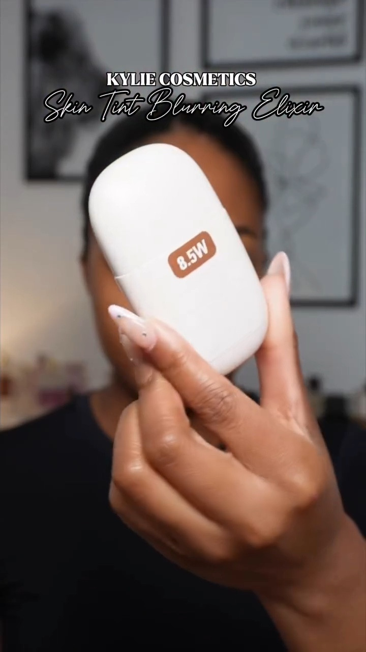 Obsessed with @kyliecosmetics skin tint! ✨😍

Skin tint blurring elixir shade 8.5W

#skintint #kyliecosmetics #makeup #makeupvideos
