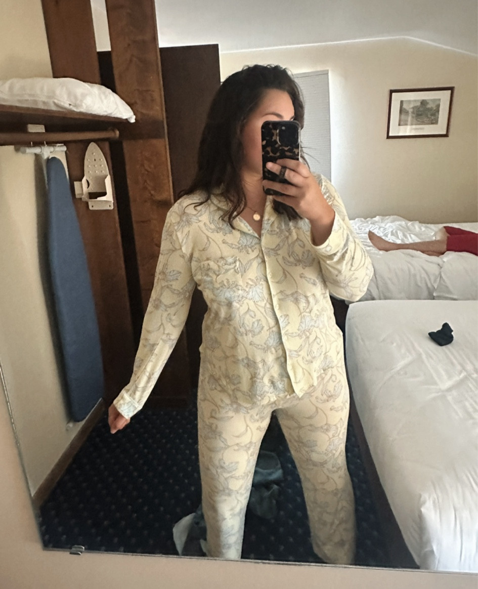 My favorite pajamas! I have them in literally every color! 


#pajamas #pajamaset #sleepset 

#LTKfindsunder100