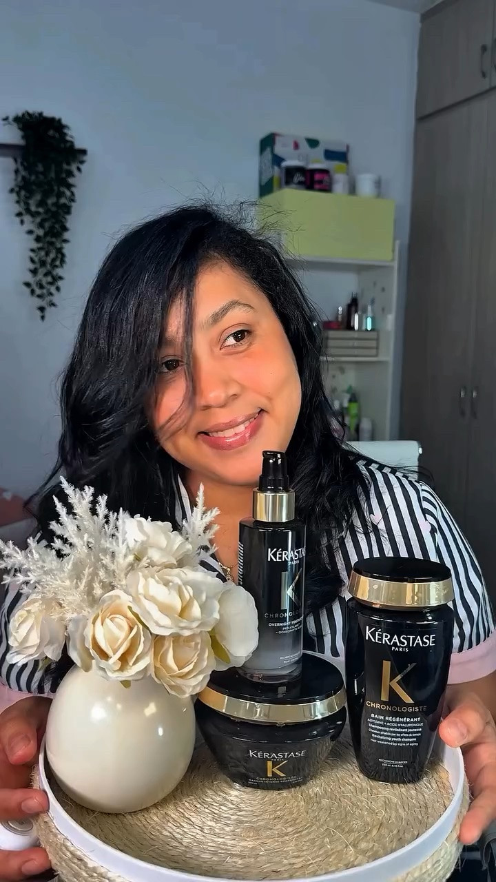 Haircare night routine con la línea Chronologiste de Kérastase ✨🖤 @kerastase_official 

Últimamente estoy dedicándole más tiempo al cuidado de mi cabello y he amado cómo se siente después de esta rutina 💆🏽‍♀️

✨ Shampoo para limpiar profundamente
✨ Mascarilla para hidratar y nutrir
✨ Sérum para brillo y suavidad

El resultado: cabello suave, brillante y con ese aroma elegante que dura muchísimo ✨

#Kerastase #KerastaseChronologiste #HaircareRoutine #HealthyHair #LuxuryHaircare CabelloSaludable HairTok BeautyRout