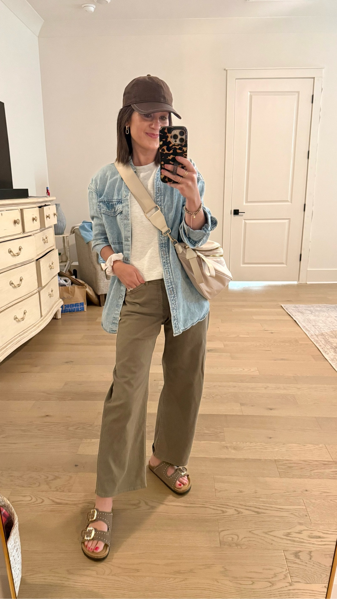 Weekend casual sports mom outfit idea - loving these pants from jcrew - I wear a 24 petite in pants 