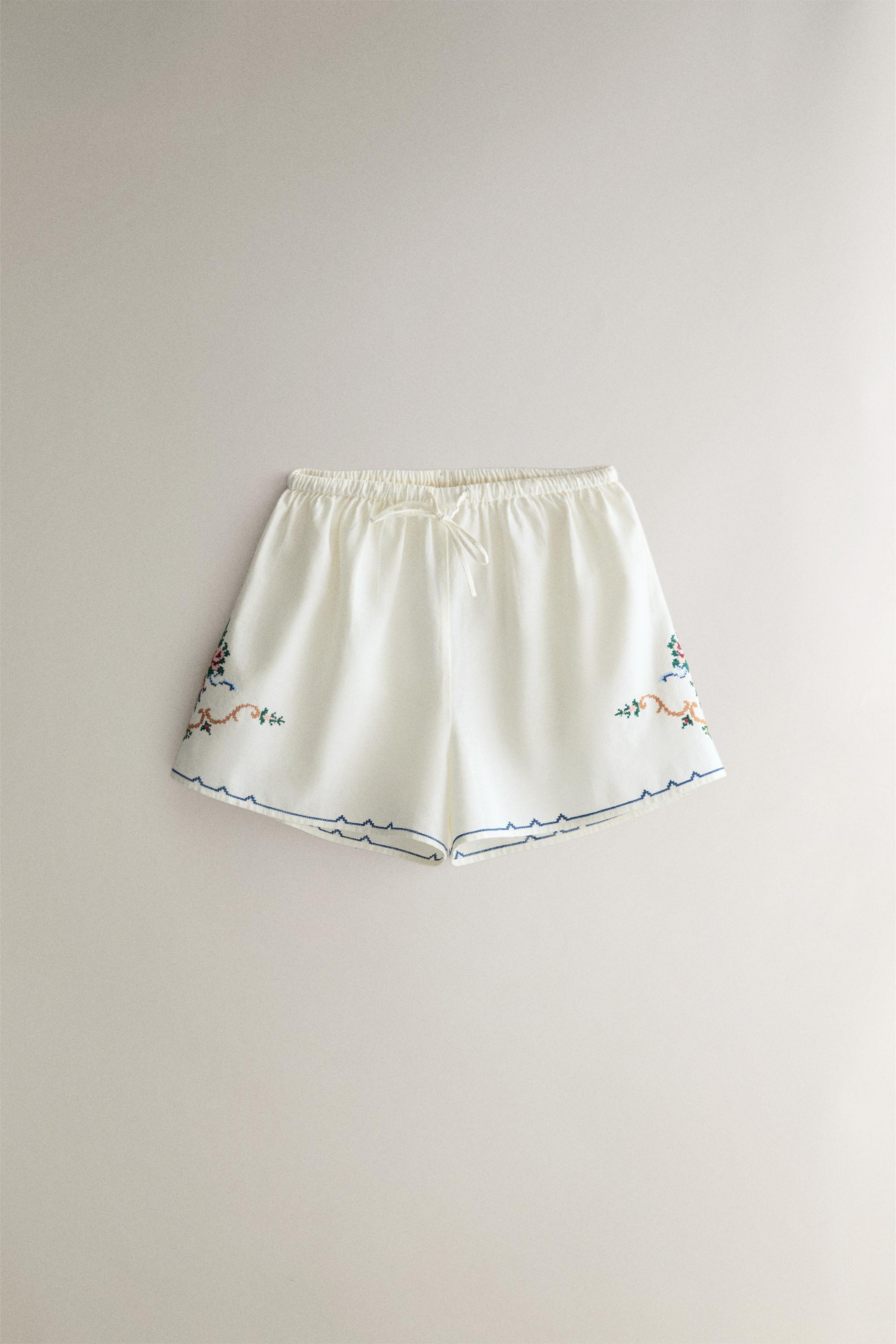 Shorts aus einer Baumwoll-Leinen-Mischung. Gerader Schnitt mit Elastikbund und Blumenstickerei. | Zara DE