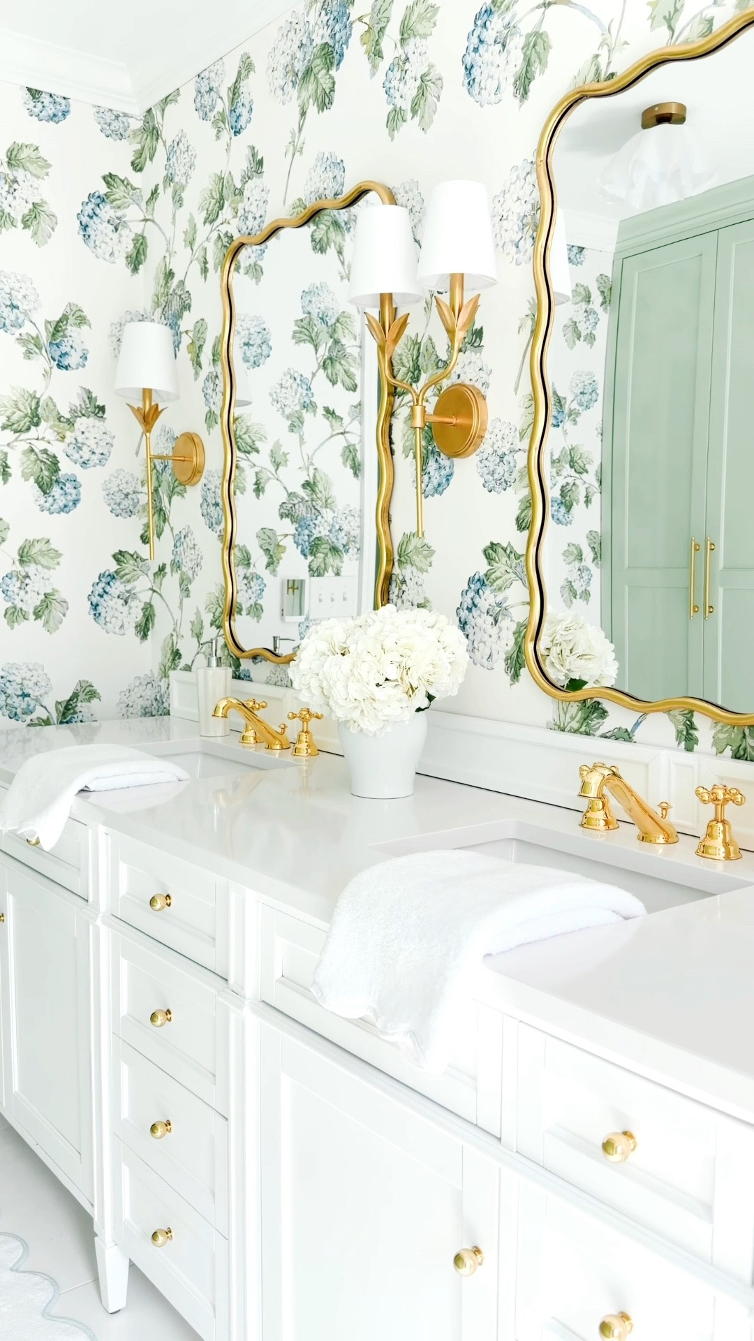 You don’t need a full remodel to create a beautiful home. Thoughtfully chosen Rejuvenation pieces can refine your space and bring your dream aesthetic to life through simple swaps and styling updates.  @rejuvenation #rejuvenationpartner #projectcollective #sponsored @Shop.LTK