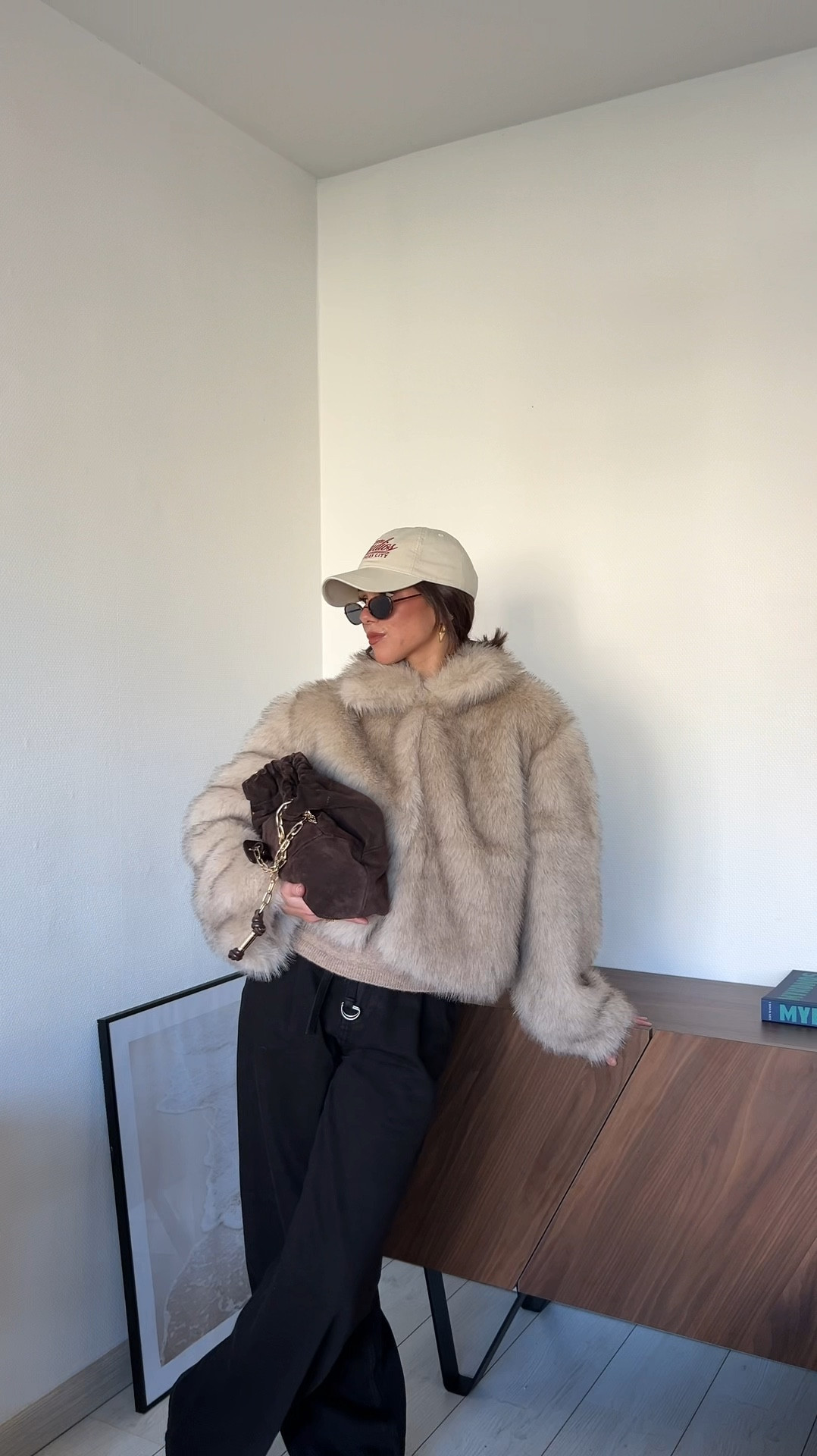 Une fausse fourrure, casquette, lunettes de soleil et jeans = mon parfait combo mode pour l’hiver 


#winteroutfit #winterfashion #fauxfur #faussefourrure 

#LTKfrance #LTKeurope #LTKwinter