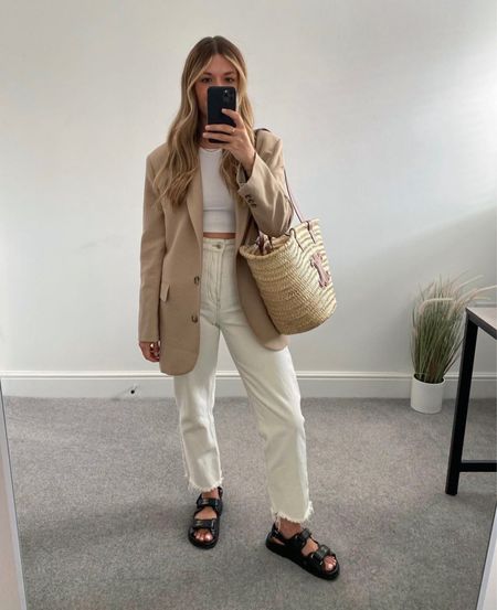 Airport outfit ✈️

Jeans and a blazer but in summer neutrals. I’d wear this to travel on a summer city break. I always travel in blazers as I don’t like to pack them. 



#LTKstyletip #LTKSeasonal #LTKeurope