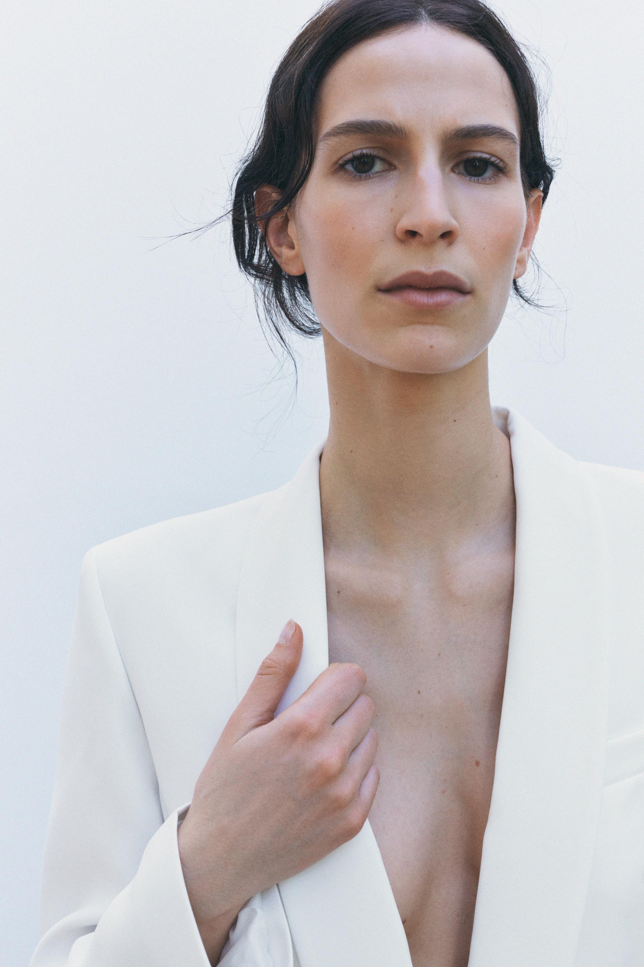 ZARA WOMAN COLLECTIONBlazer aderente con collo smoking e maniche lunghe rifinite con apertura e b... | Zara IT