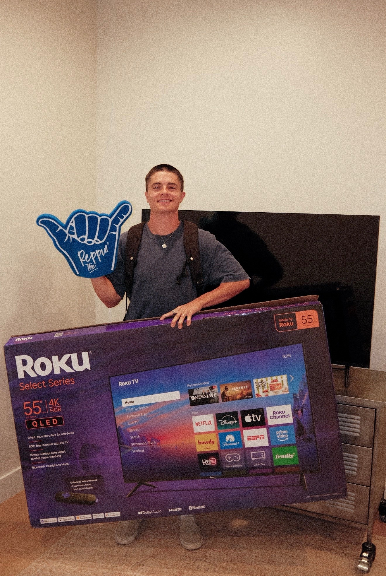 #AD Hosting in my dorm room just got 10x better because I got a new Roku Select Series QLED TV! @Target @Rokuplayer 
#Ad, #TargetPartner #Target #backtoschool #collegelife #RokuTV