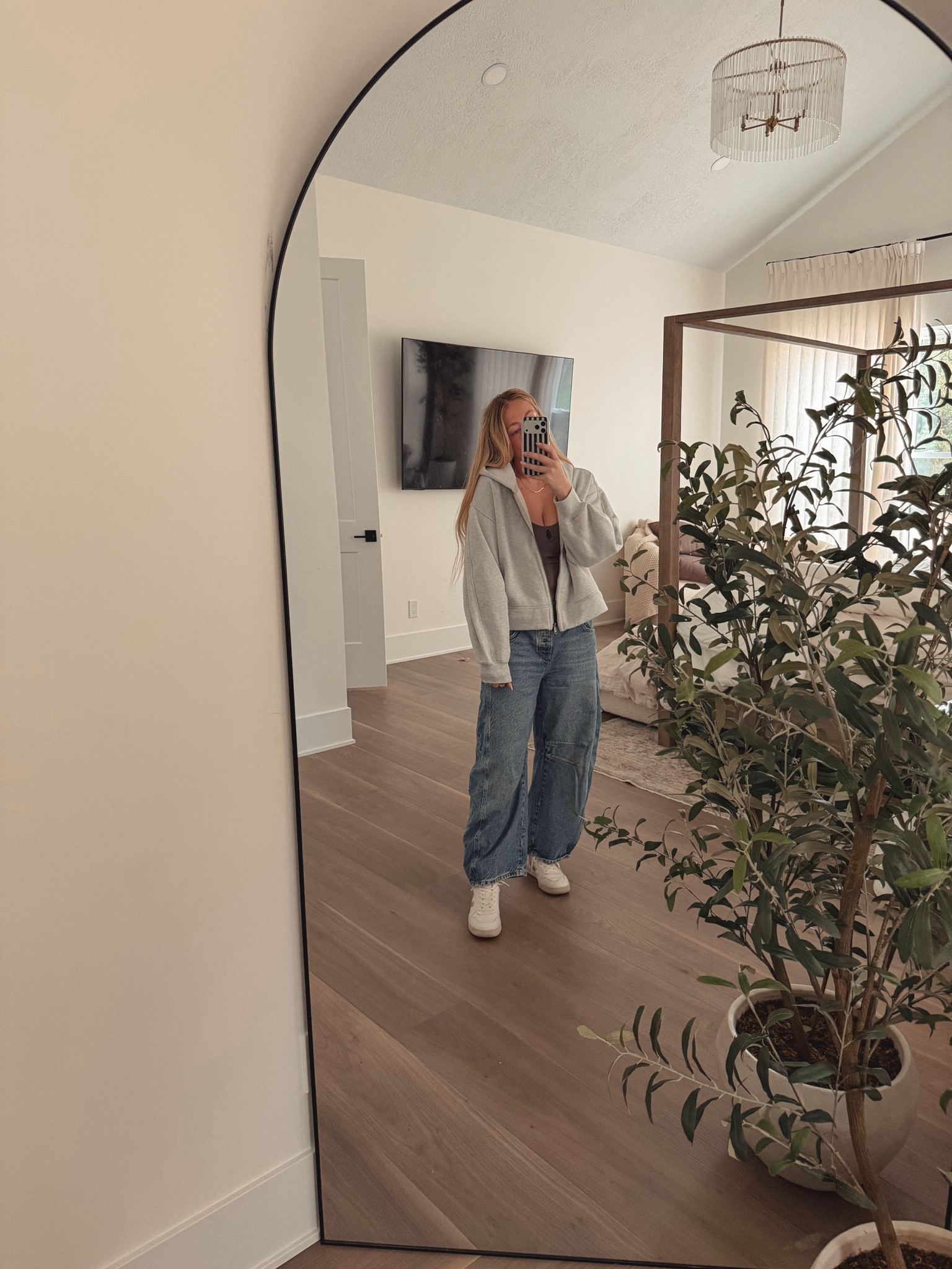 my hubby surprised me with this sweatshirt and tank from Chicago and I looooove  ◡̈ super comfy and great fit ✨

#LTKdayinmylife #LTKmomlife #LTKootd