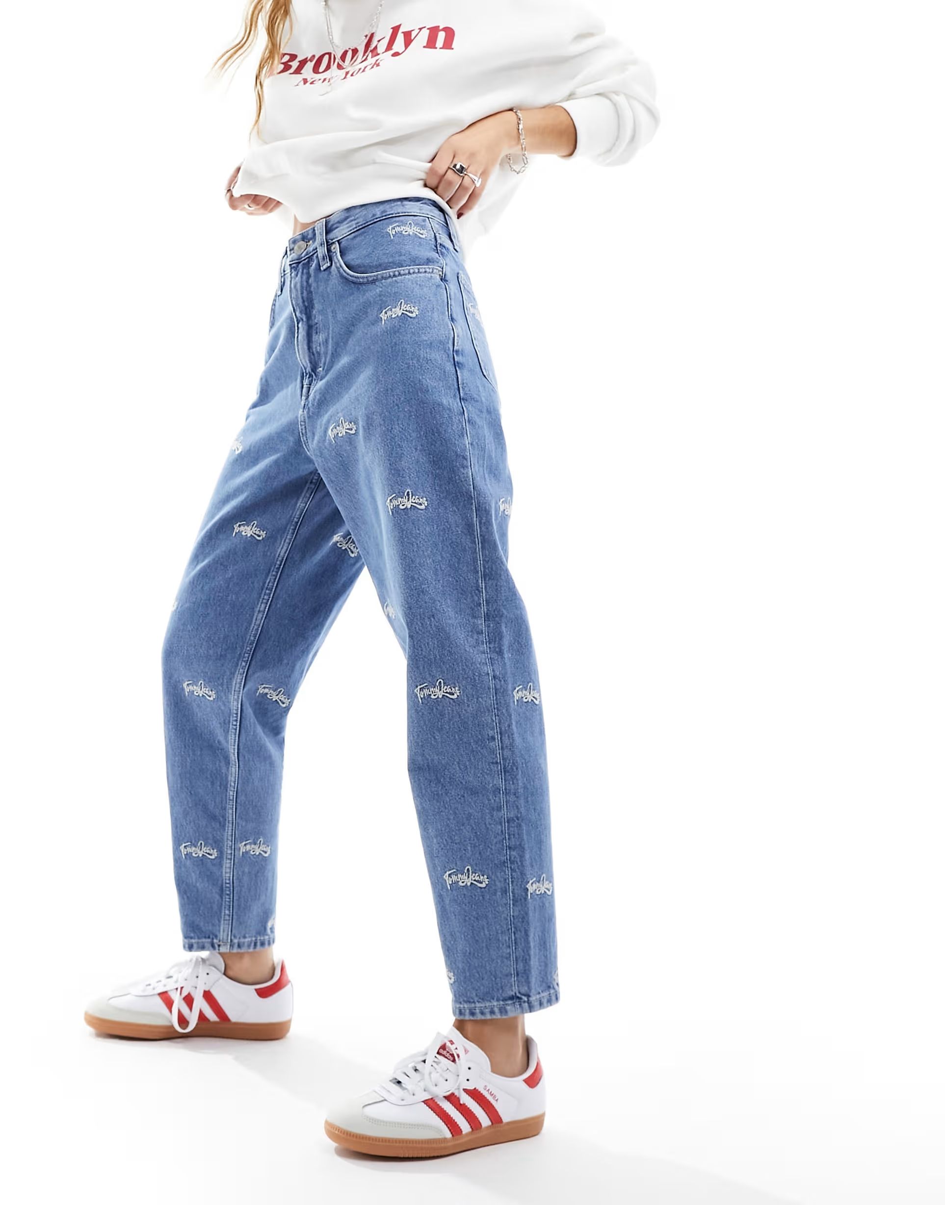 Tommy Jeans – Critter – Schmal zulaufende Mom-Jeans in mittelblauer Waschung mit extrem hohem... | ASOS (Global)