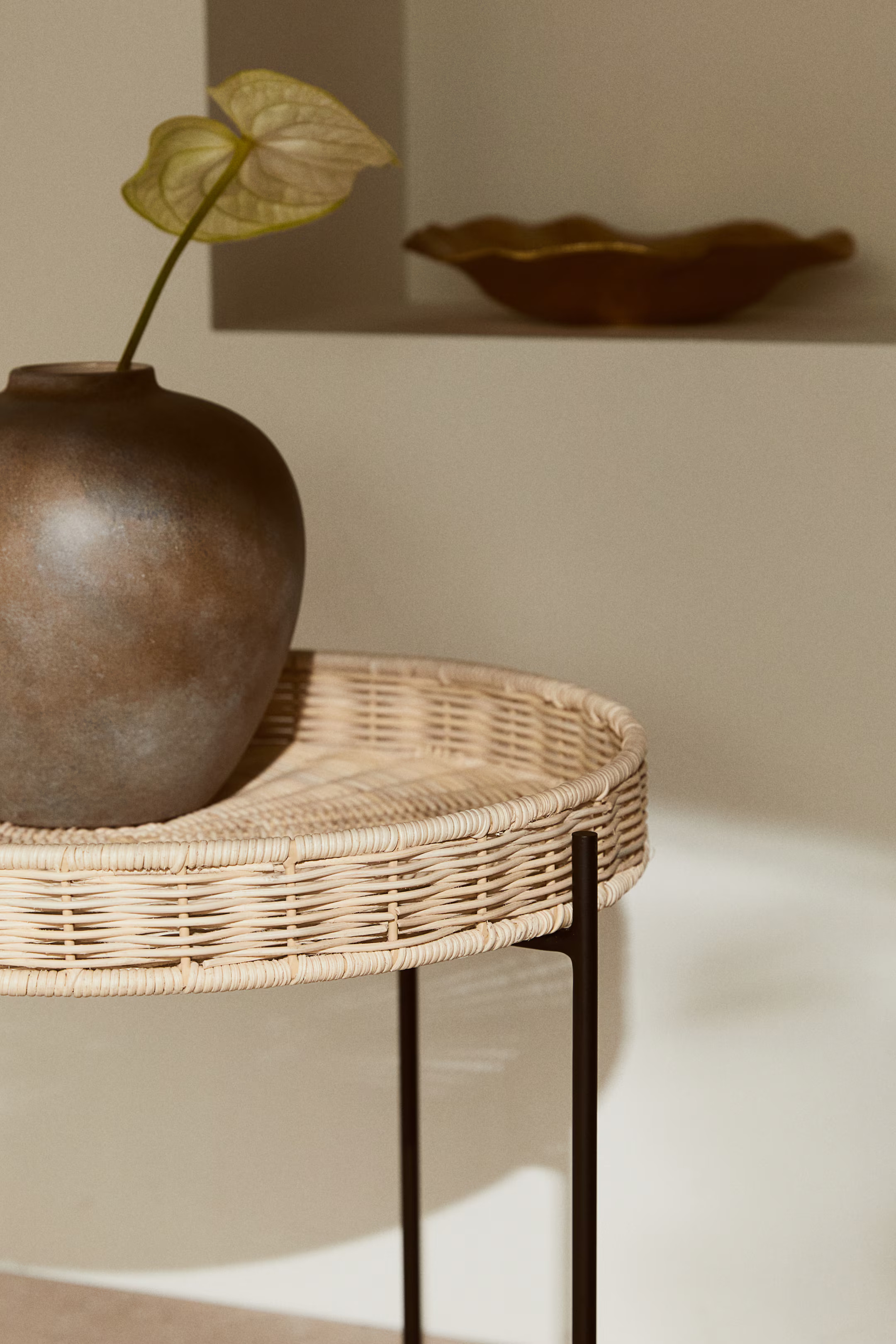 Metal tray table | H&M (DE, AT, CH, NL, FI)