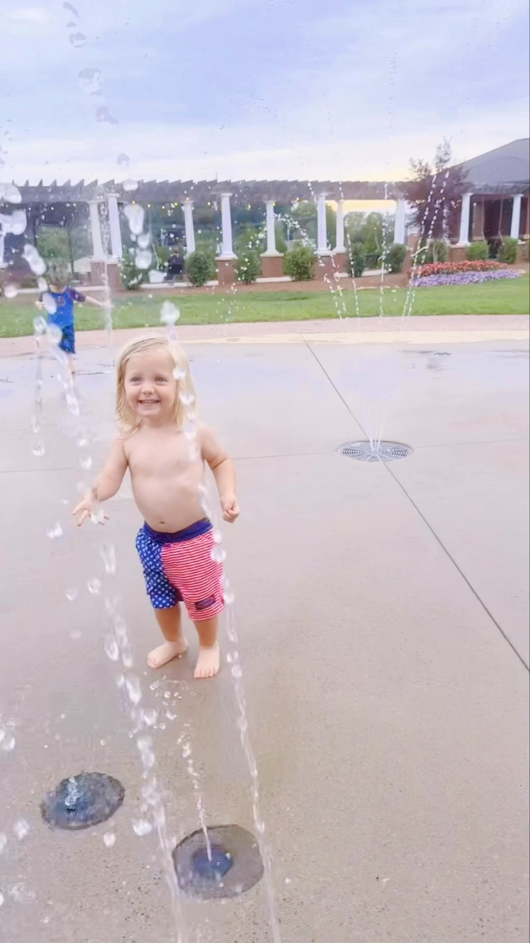 Running around, splashing, and just soaking it all in for our very first trip of the summer!! ☀️💧 Happy June and Happy Summer, y’all!! 🌞