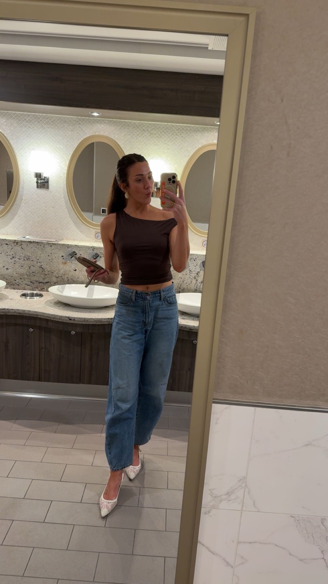 Workday over, drinks with the team started🍹✨
My go-to after-hours uniform = Levi barrel jeans + Amazon top + white lace kitten heels (from clearance sorry🫠)!
