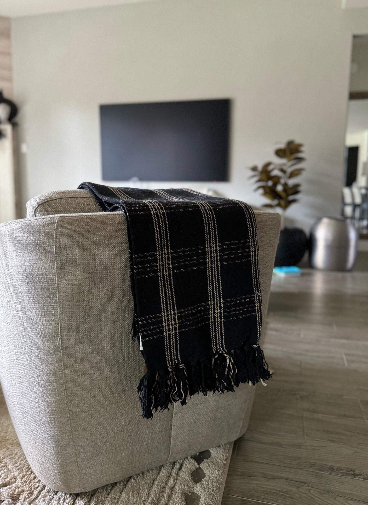 Perfect subtle fall throw 

Amazon home, Amazon find, home decor, fall decor

#LTKfindsunder50 #LTKhome #LTKHolidaySale