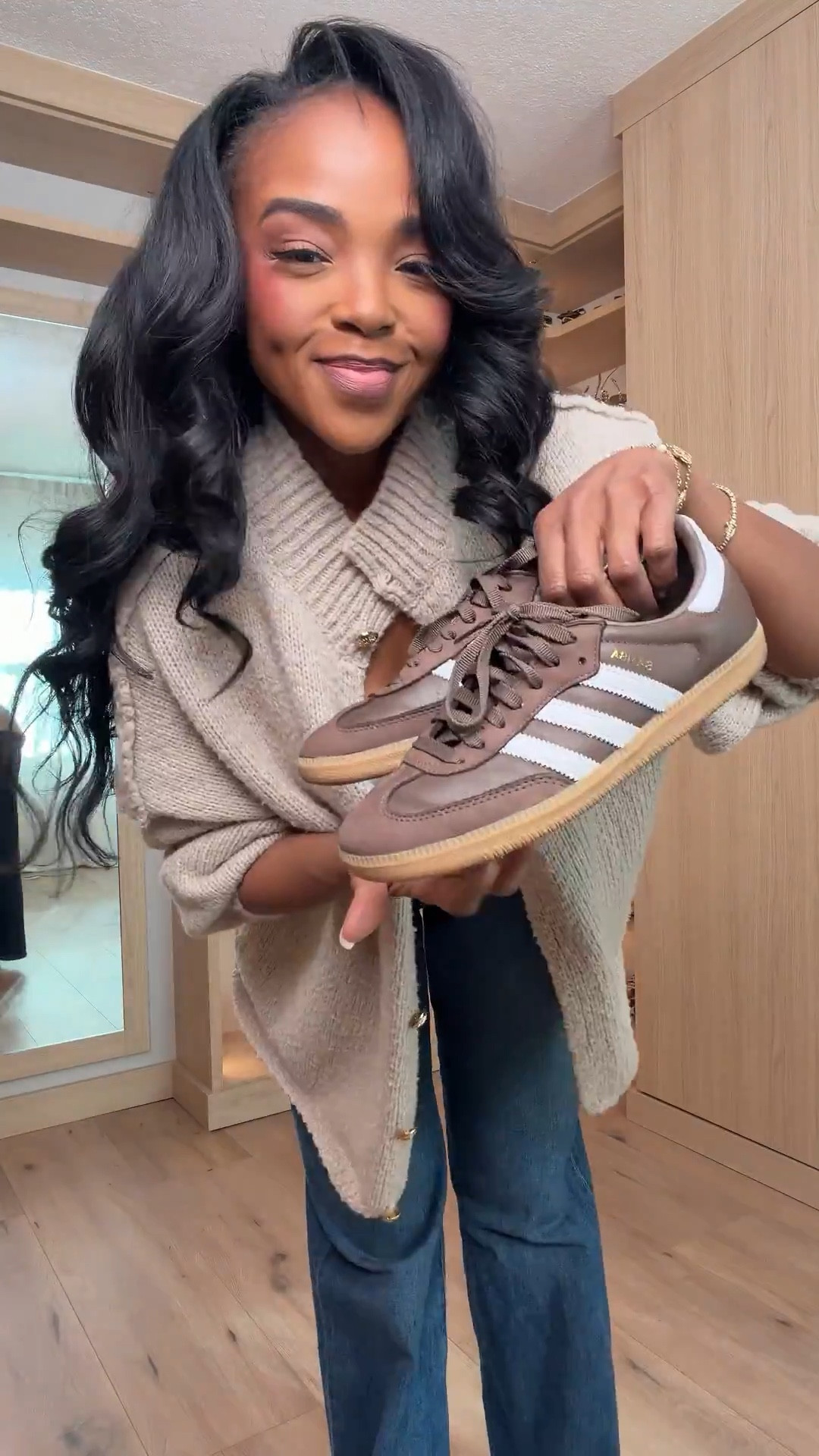 Easy outfits with sneakers — but still very much put together.

Everything is linked below 🤍

These are the looks I reach for when I want to be comfortable but not sloppy. Clean layers, flattering denim, tailored trousers, soft bodysuits, lightweight outerwear… and sneakers that actually finish the outfit instead of taking away from it.

Outfit breakdown:
• Long trench + tee + leggings = off-duty but elevated
• Cardigan + tube top + denim = casual but feminine
• Oversized denim + sweats = comfy travel day look
• Structured trousers + long coat = errands to meetings

The key is balance — fitted on top, relaxed on bottom… or structured with something soft. That’s what keeps it looking intentional.

If an item shows in a different color, still click it — the same silhouette is usually available in multiple shades.

Everything is linked below.
Wearing size Small.
5’4” | 140 lbs | 36D | 36-27-40


#LTKootd