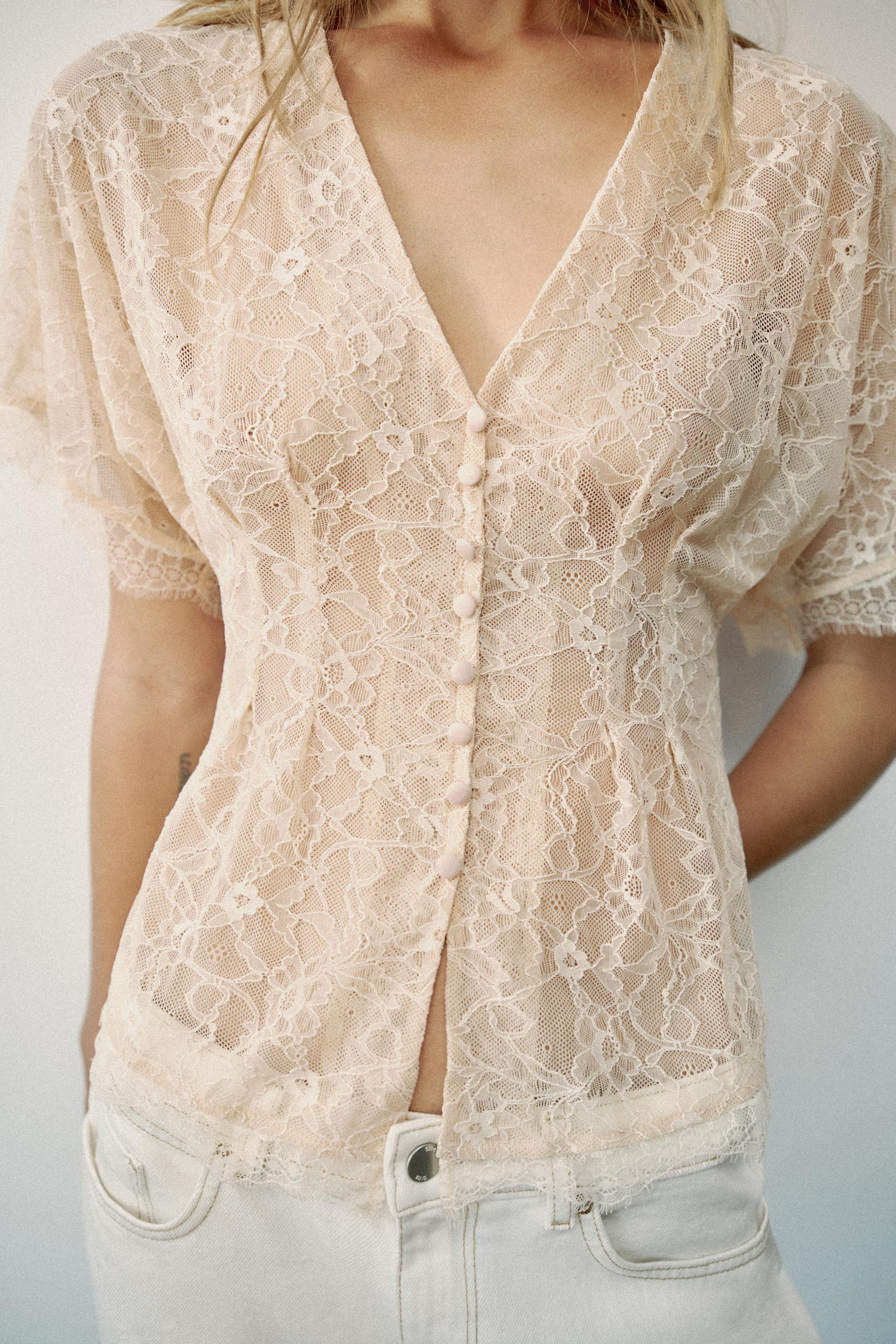 Short-sleeve V-neck top with a straight hem and front button closure. | Zara US