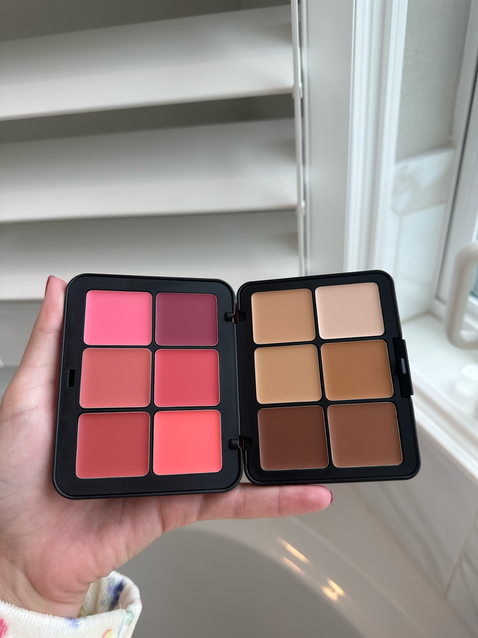 My favorite travel pallet 😻 

it's 30% off now thru 10/15 on makeupforever.com! #makeupforeverpartner #hdskin