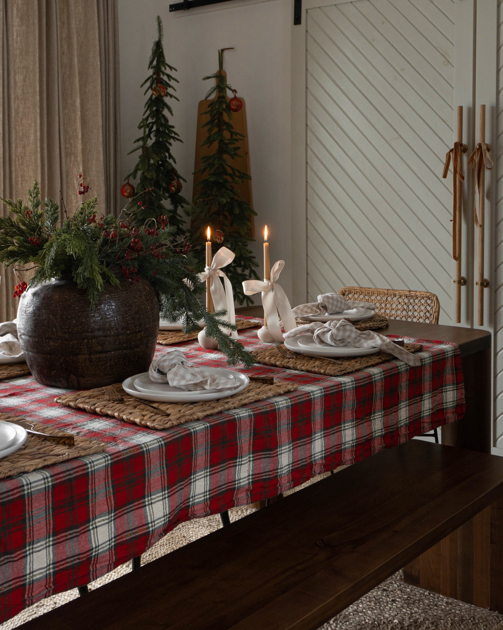 Plaid Christmas Tablecloth TableScape

Christmas table, holiday tablescape, Christmas plates, Ralph Lauren Christmas, Holiday Home, Canada finds, Wayfair Home 
