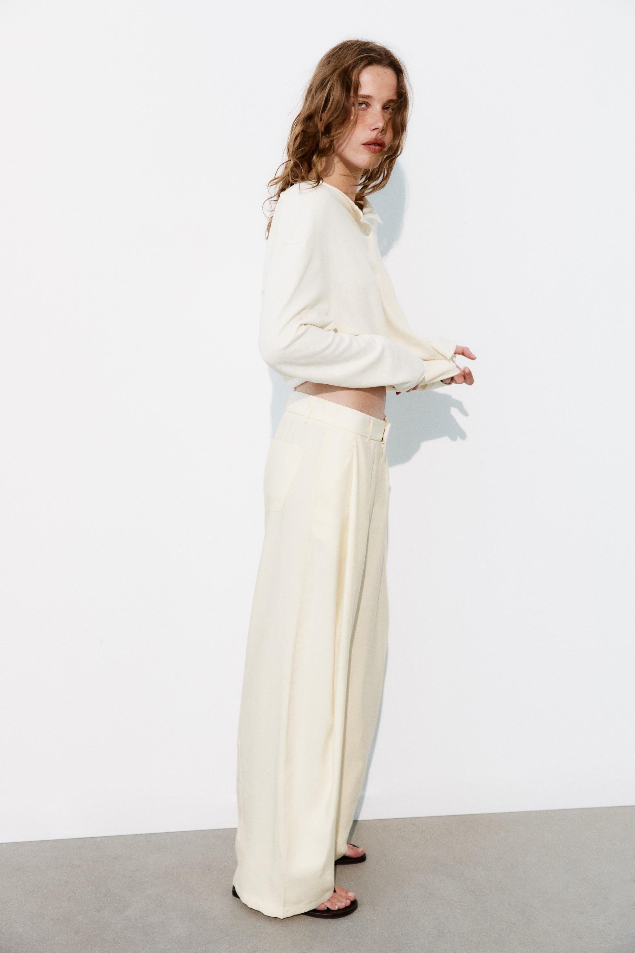 Flowy pants. High-wawaisted with belt loops. Side pockets and back patch pockets. Front pleat det... | Zara US