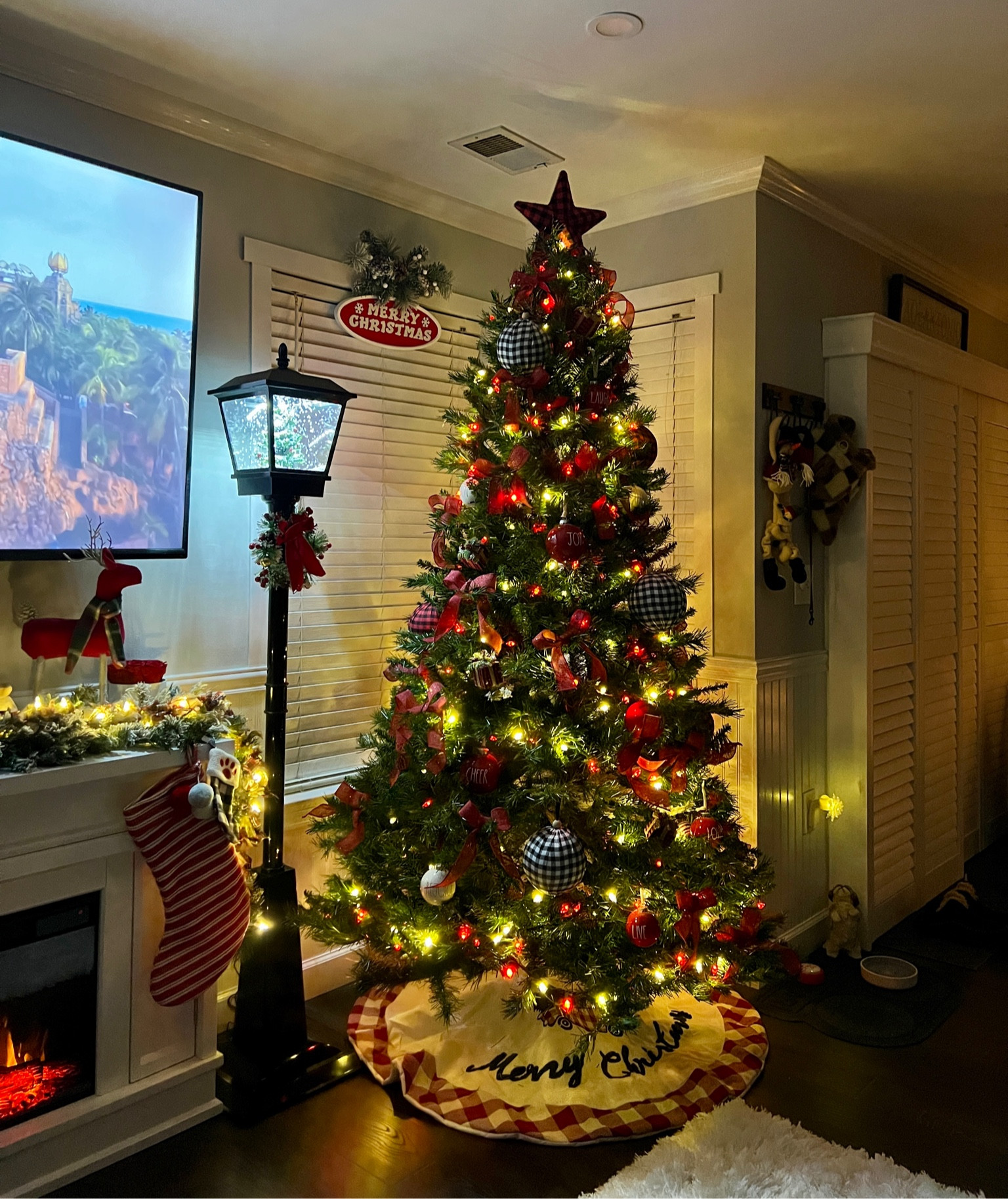 our christmas tree and street lamp stole my heart this year🫶

#LTKSeasonal #LTKGiftGuide #LTKHoliday