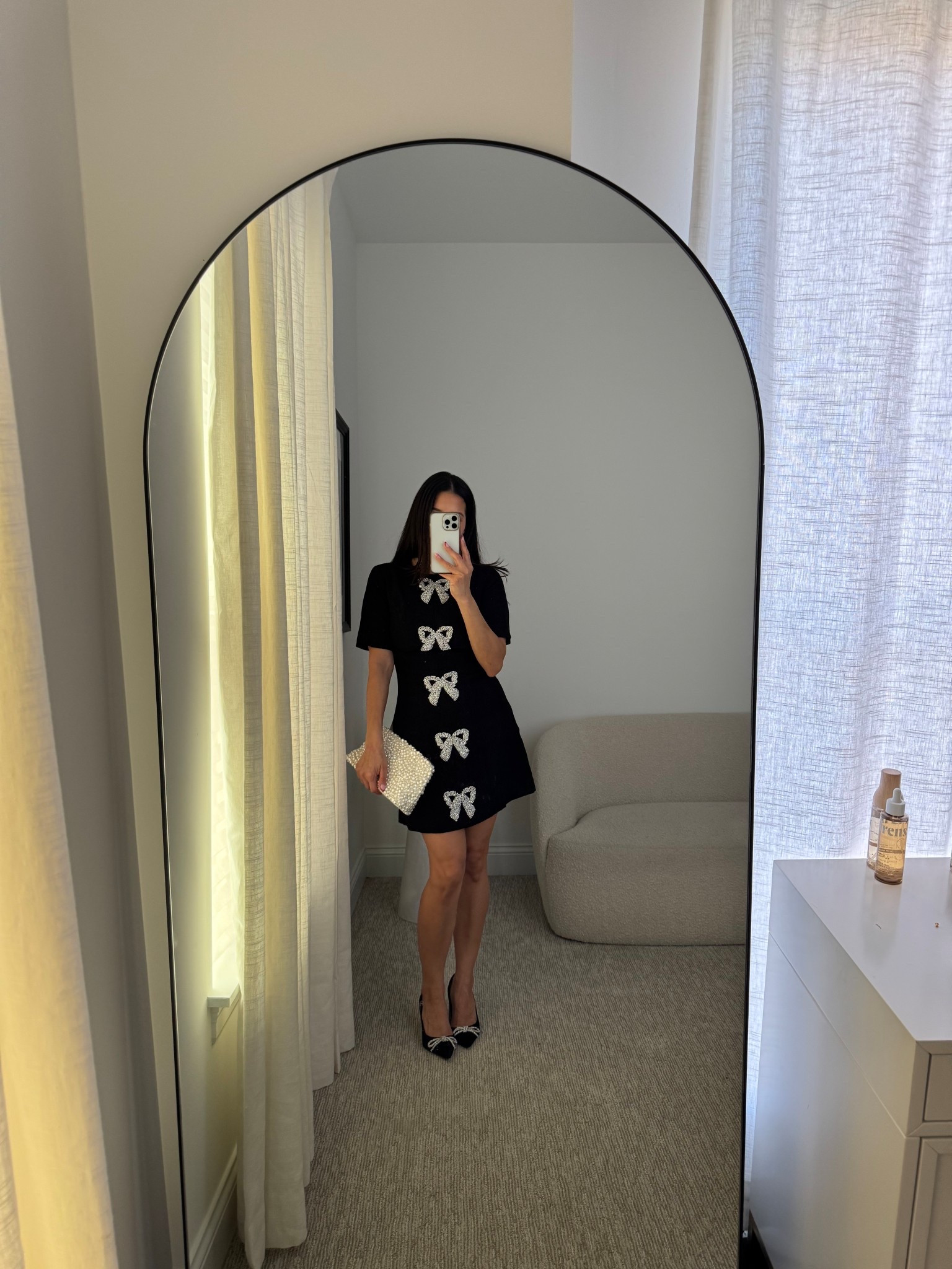 Wearing xs in dress. Run true to size. I am 5’1”, so it’s on the shorter size  