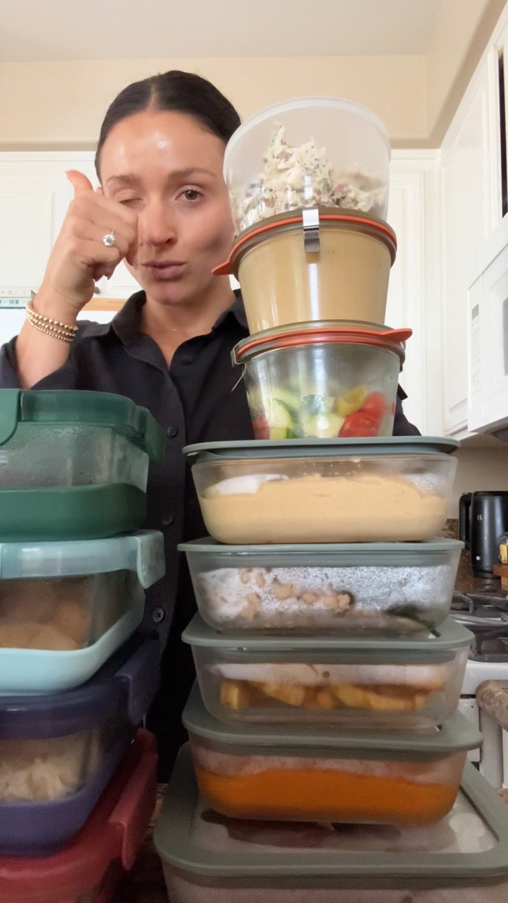 took some time to be off duty after a wild summer of non stop cheffing…here’s everything I made to keep my fridge stocked for a busy week ahead

— roasted seasonal veg: purple sweet potatoes, delicata squash, zucchini
— mediterranean chicken & rice lunch bowls
— honeynut squash puree to pair with fish or pork chop
— maple chia pudding
— grain free superfood granola
— lemon garlic hummus & crudité
— cranberry & herb chicken salad
— turmeric ginger juice shots
— creamy balsamic salad dressing

Let me know which recipes you want!

#privatechef #chef #mealprep #foodprep #hummus #roastedveggies #granola #wholefoods #sandiego #sandiegochef