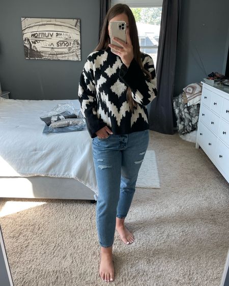 Wearing a size medium sweater and size 8 in the jeans

#fallstyle #falloutfits #sweater #jeans #denim #oldnavy #hm #fallfashion 
