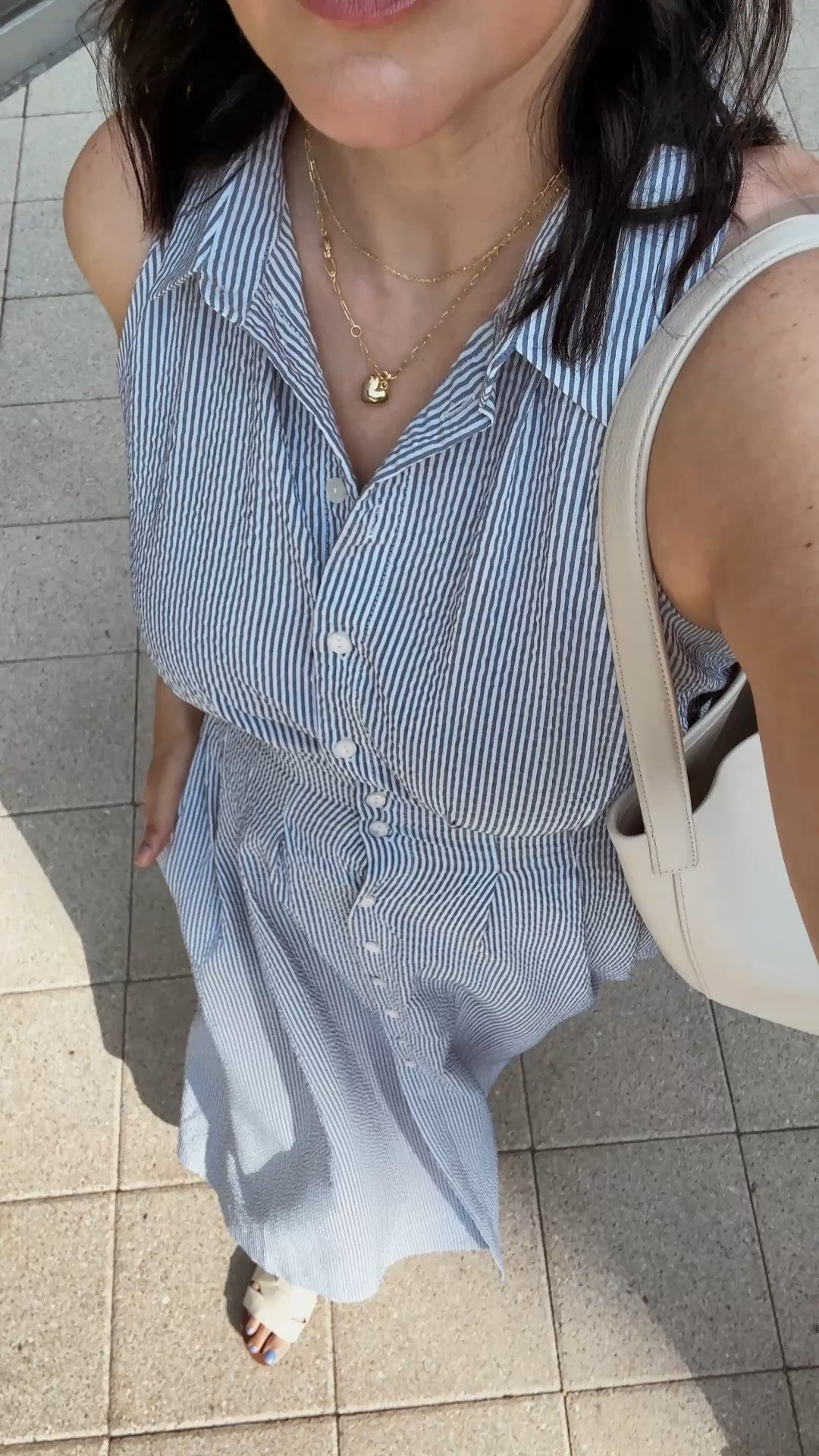 WIWT! I’m in the large and it’s a perfect fit. This dress is lightweight and nice in between if casual and dressed up. 

I just got this @analuisa heart necklace and it’s made it into my daily rotation! Such a cute little piece.