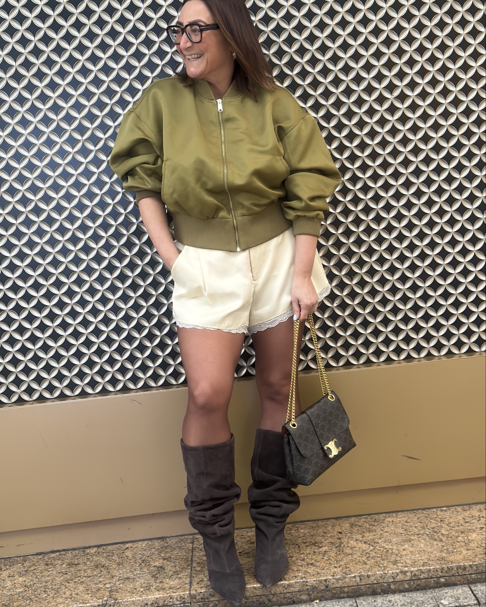 Lace shorts…

A trend that we’re going to see for spring and into summer!

They’re easy to wear so many different ways!

Would you wear them and shall I style them up different ways for you?

Comment below and let me know?
.
.
.
.
SS26 trends
How to style lace shorts
Personal and celebrity stylist
Wardrobe concierge
Fashion trends
What to wear
Minimal style
Manchester and Cheshire fashion
Stylist uk London Zurich
Lace shorts and jacket


#LTKspringtrends #LTKspring #LTKuk