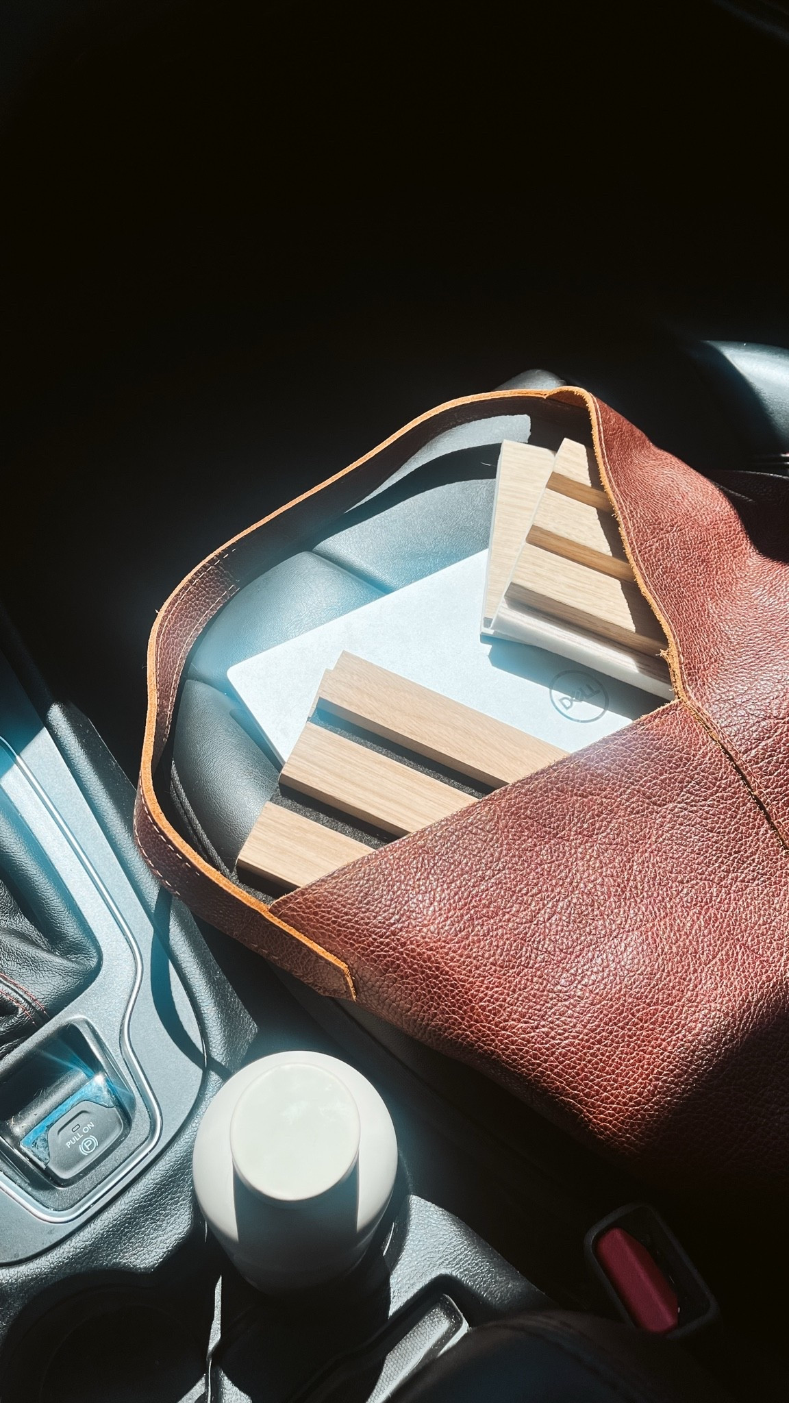 The perfect oversized leather bag 😍

This leather shoulder bag is big enough to fit my laptop and material samples without it being “too big”, you know