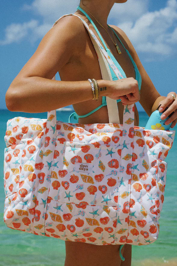Beach Quilted Tote Bag | Dippin Daisys (US)