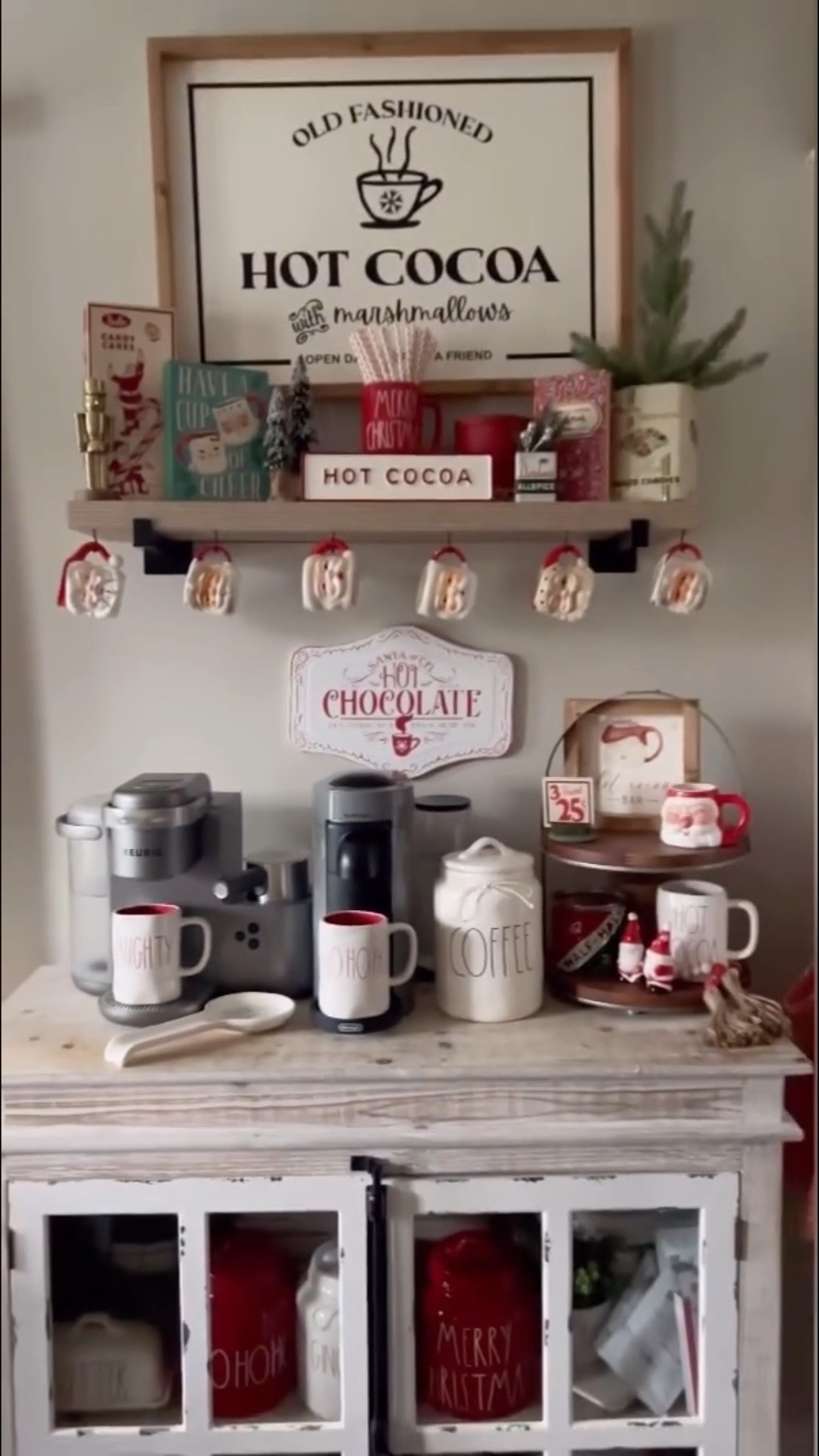 How many vintage Santa mugs is too many? Be honest… because I’m definitely not stopping 😂☕️ These little guys are my favorite part of styling the hot cocoa bar every year. Happy Saturday, my friends!