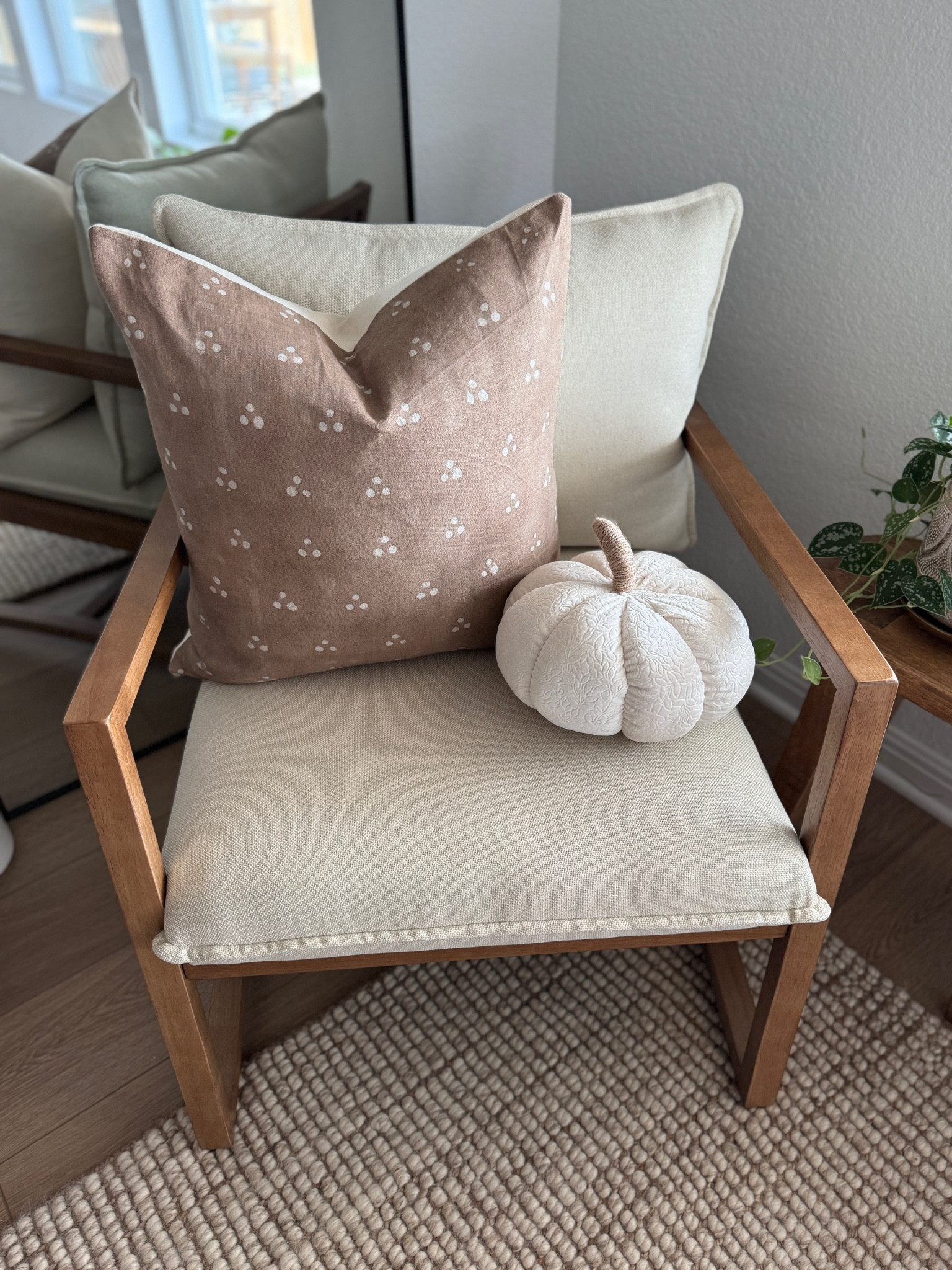 Living Room Side Chair 

Target style, arm chair, side chair, Colin and Finn, Target Finds, Target Style, Studio McGee, Hearth and Hand with Magnolia, Terracotta, Candle, Hurricane Candle, Moody Wall Art, Fall Wall Art, Fall Stems, Fall Arrangement, Scalloped Bowl, Woven Storage Boxes, Rattan Boxes, Target Home

#LTKHome #LTKSeasonal #LTKFindsUnder100