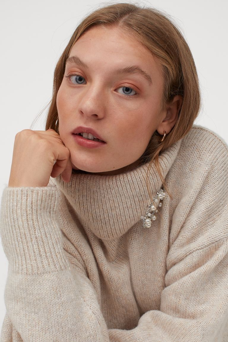 Polo-neck jumper with a brooch | H&M (UK, MY, IN, SG, PH, TW, HK)