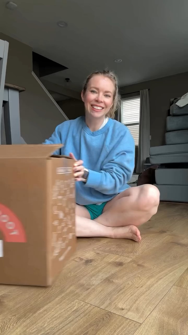 busy mom confession…
dinner is the hardest part of my day. @hungryroot fixes that 5pm panic 😅

#hungryroot #ad 

#minnesotamom #ugcmom #momcreator momlife momcommunity millennial mom style / mom hacks /
 real life mom / mom lifestyle