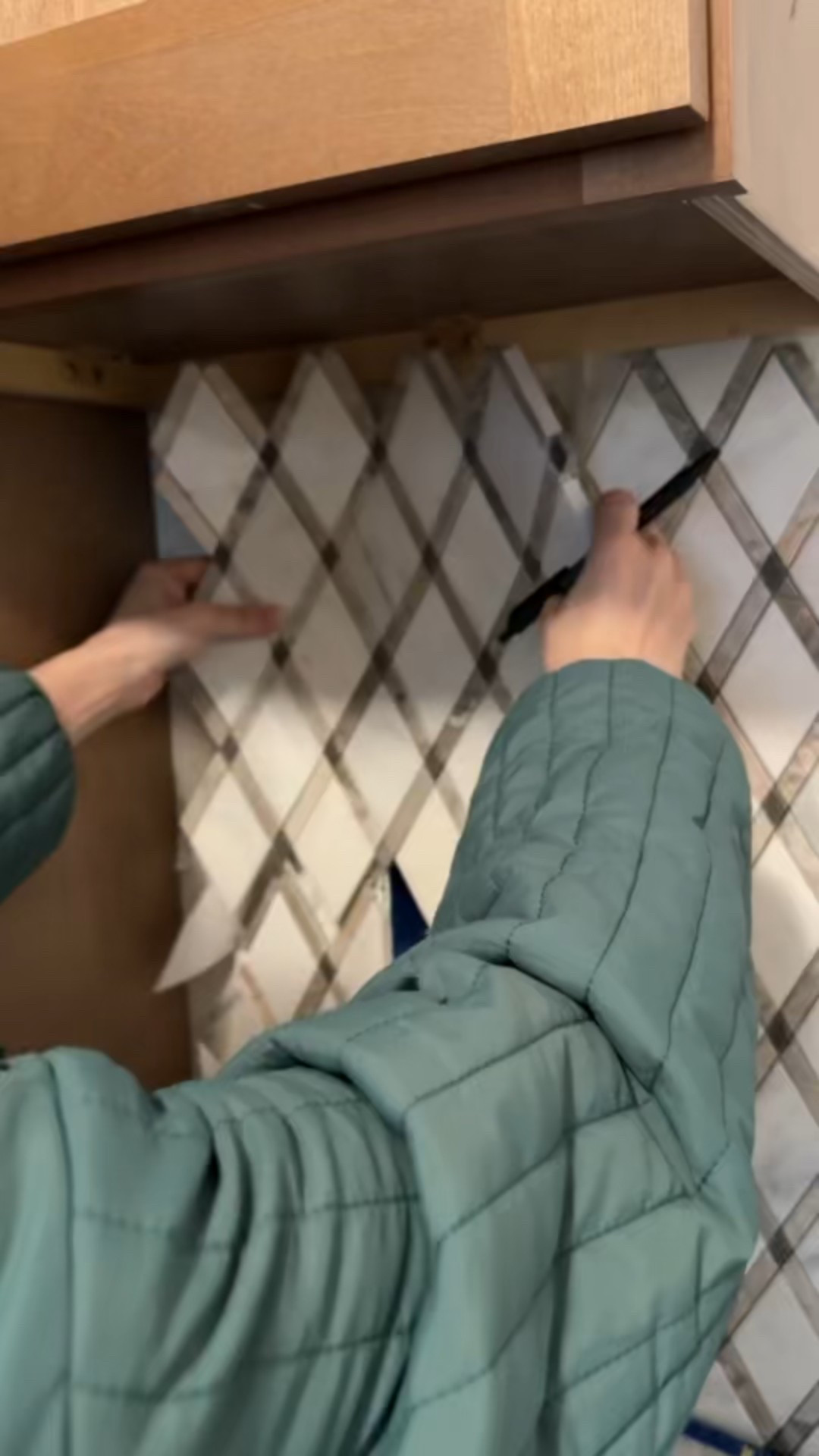 How satisfying is this to watch? 😍💯 these tile nippers have been a game changer for small cuts! 👏🏼

DIY Backsplash | Backsplash Tile | Laundry Room Tile | Tile Tools

Come Stay Awhile, Amanda Vernaci
