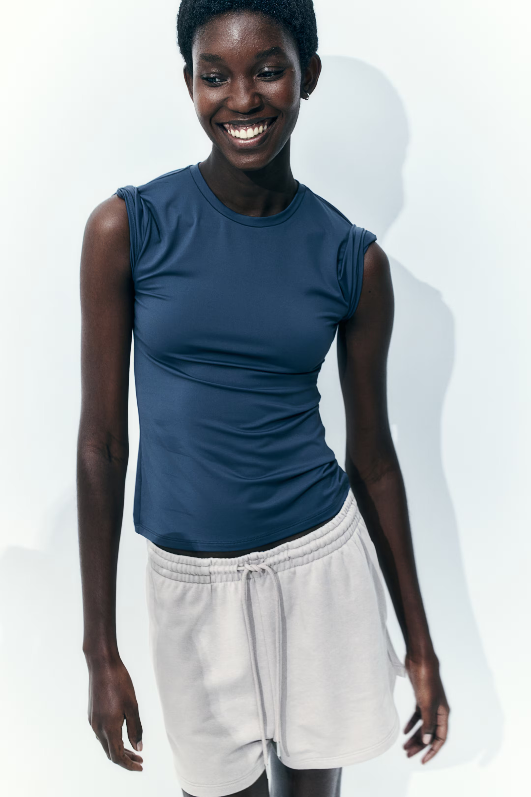 Fitted T-shirt - Round Neck - Short sleeve - Black - Ladies | H&M US | H&M (US + CA)