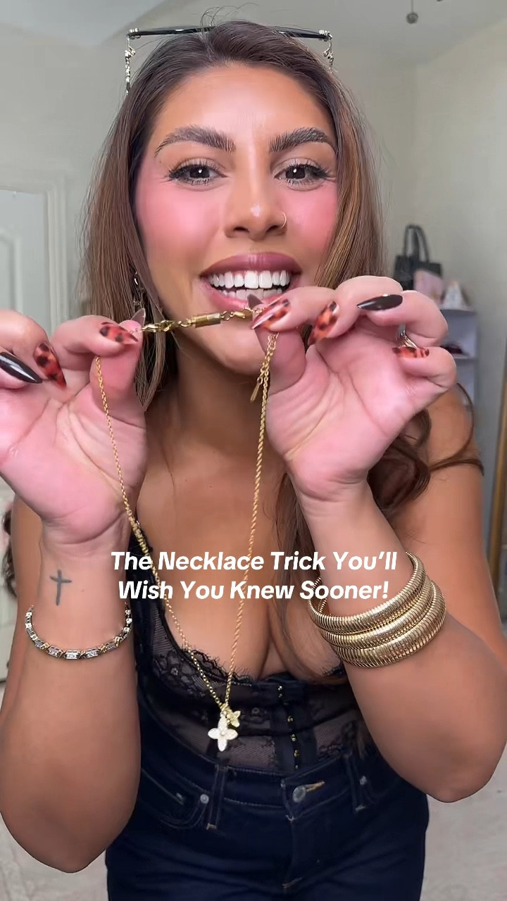 If you’ve ever fought your necklace in the mirror—this is your sign✨ I personally cannot image life without my magnetic necklace clasps! #lifehacks #necklaces #tiktokshopblackfriday #viralhacks #jewlery 