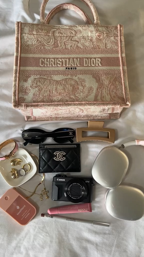 what’s in my bag!

#LTKstyletip #LTKbeauty